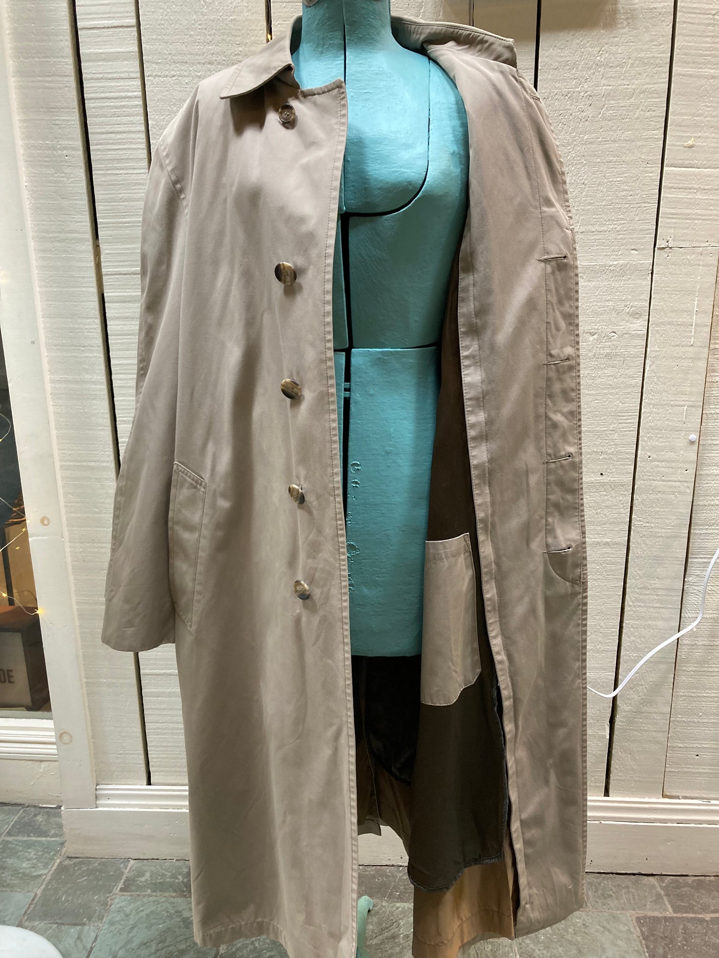 Kingspier Vintage - Vintage London Fog trench coat with zip out lining.
Chest size 40”
Made in USA