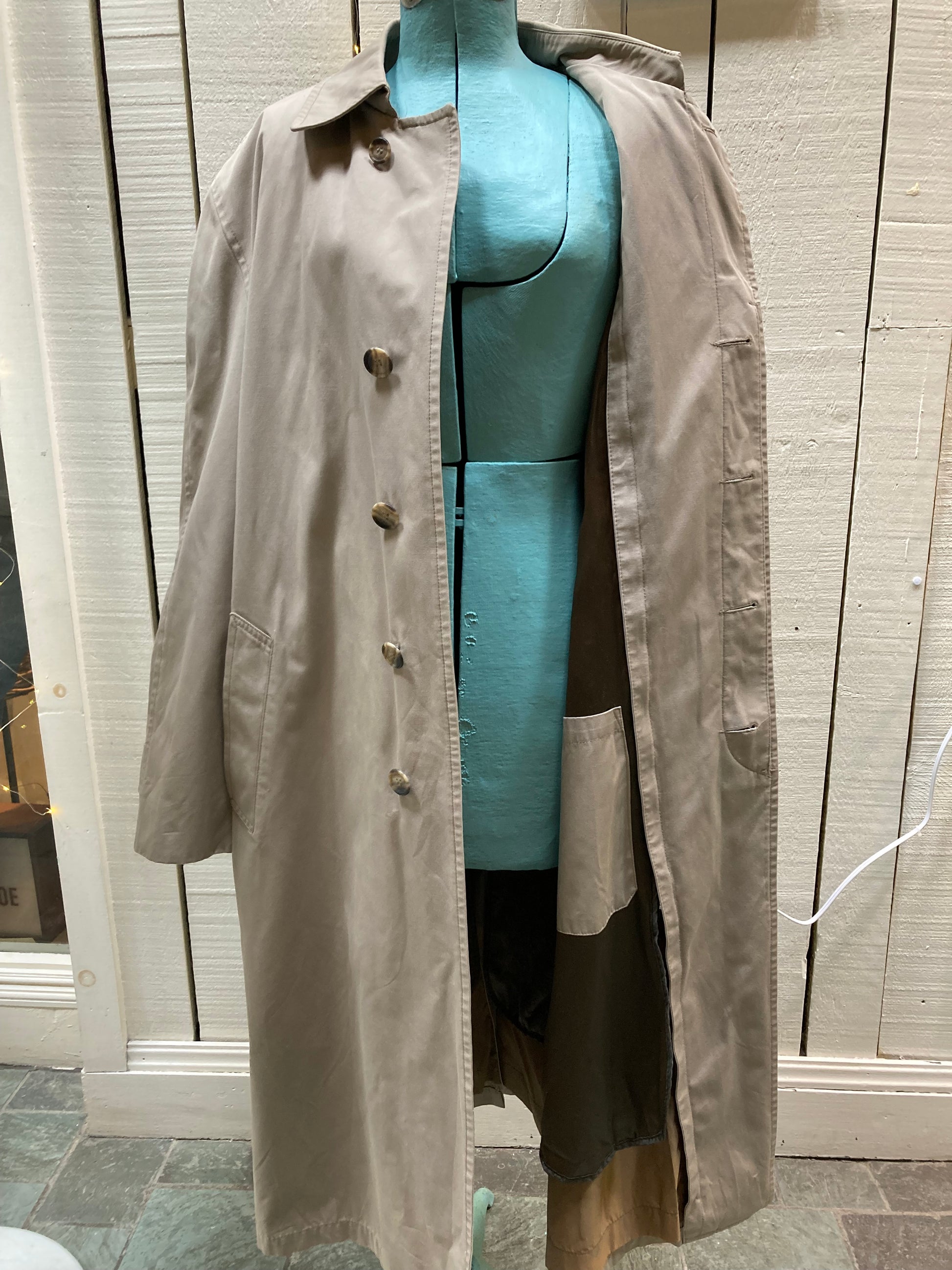 Kingspier Vintage - Vintage London Fog trench coat with zip out lining.
Chest size 40”
Made in USA