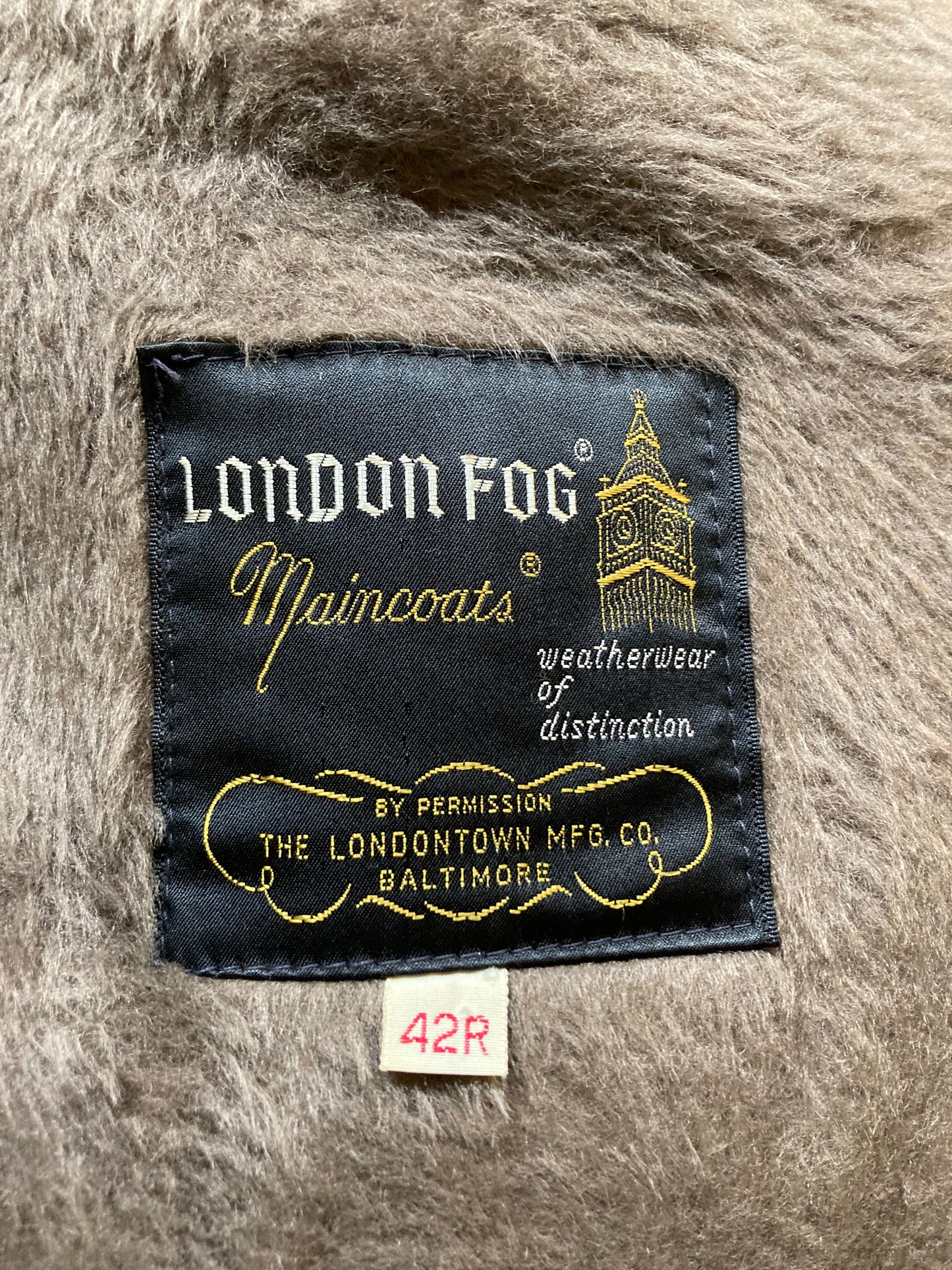 Kingspier Vintage - Vintage London Fog plaid 100% cotton trench coat with acrylic zip out liner.
42” chest.
Made in USA