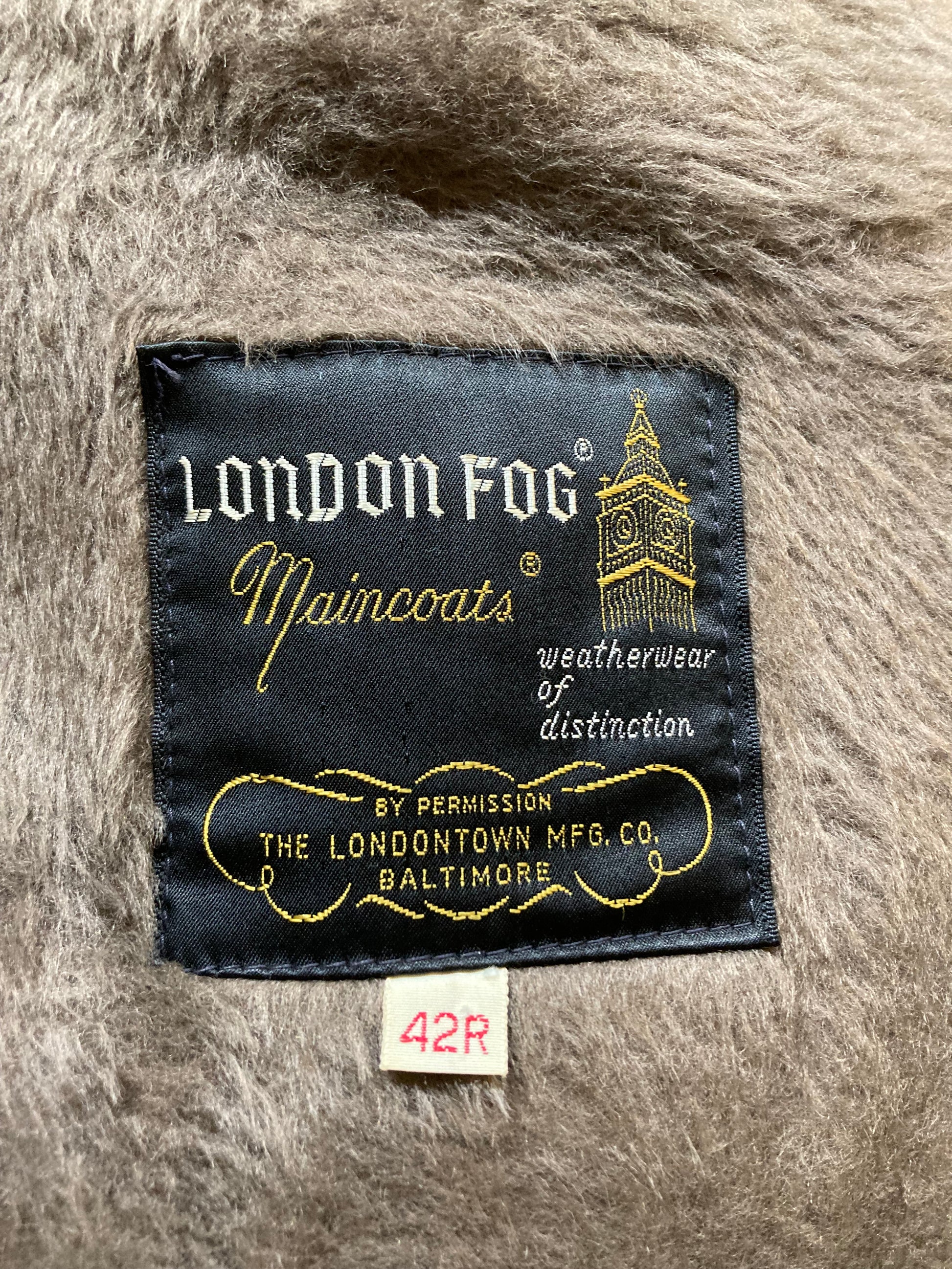 Kingspier Vintage - Vintage London Fog plaid 100% cotton trench coat with acrylic zip out liner.
42” chest.
Made in USA