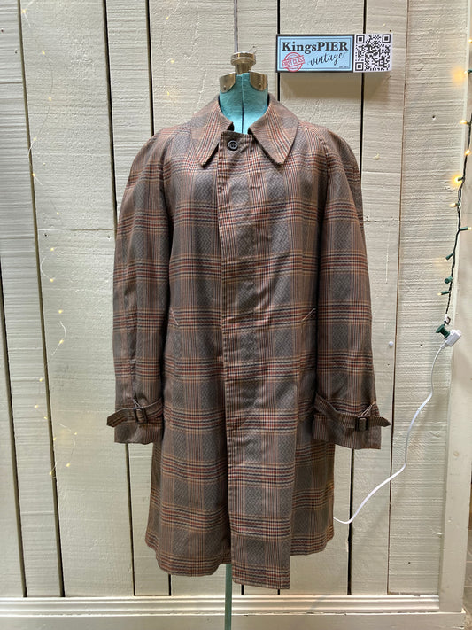 Kingspier Vintage - Vintage London Fog plaid 100% cotton trench coat with acrylic zip out liner.
42” chest.
Made in USA
