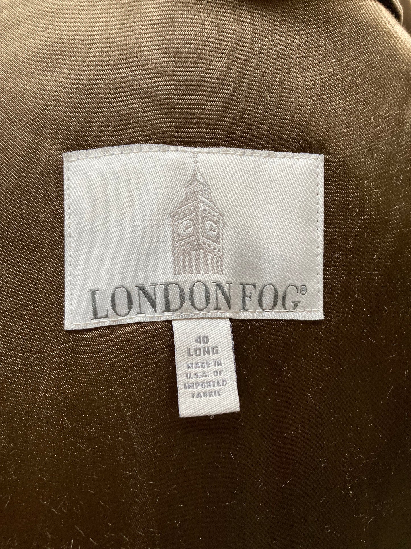 Kingspier Vintage - Vintage London Fog trench coat with zip out lining.
Chest size 40”
Made in USA