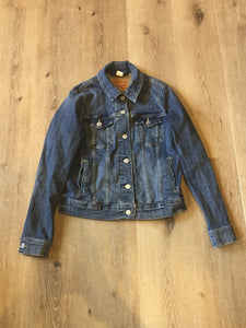 Kingspier Vintage - Levi’s medium wash denim trucker jacket with button closures, two flap pockets on the chest and two vertical pockets. Size medium.