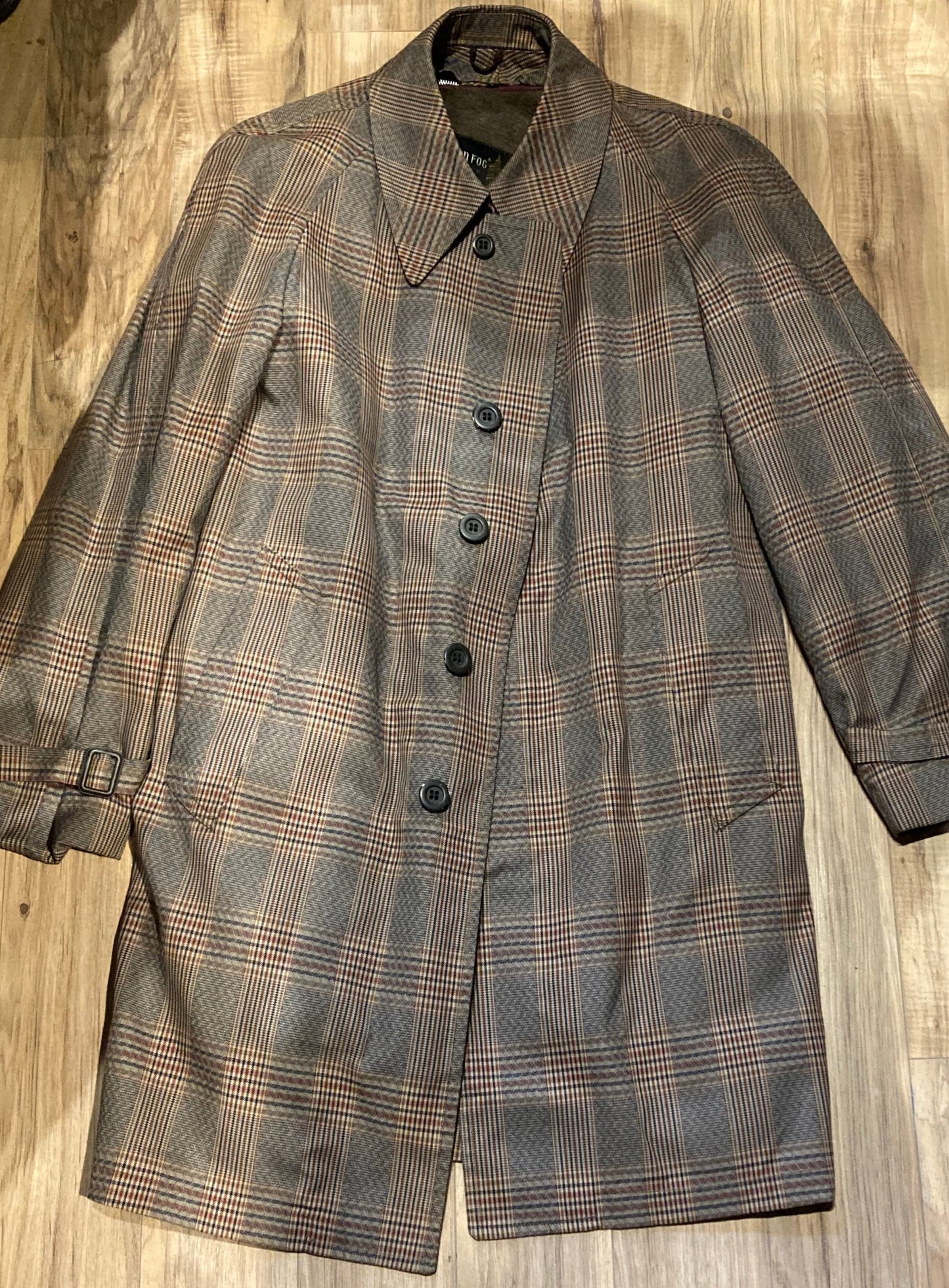 Kingspier Vintage - Vintage London Fog plaid 100% cotton trench coat with acrylic zip out liner.
42” chest.
Made in USA