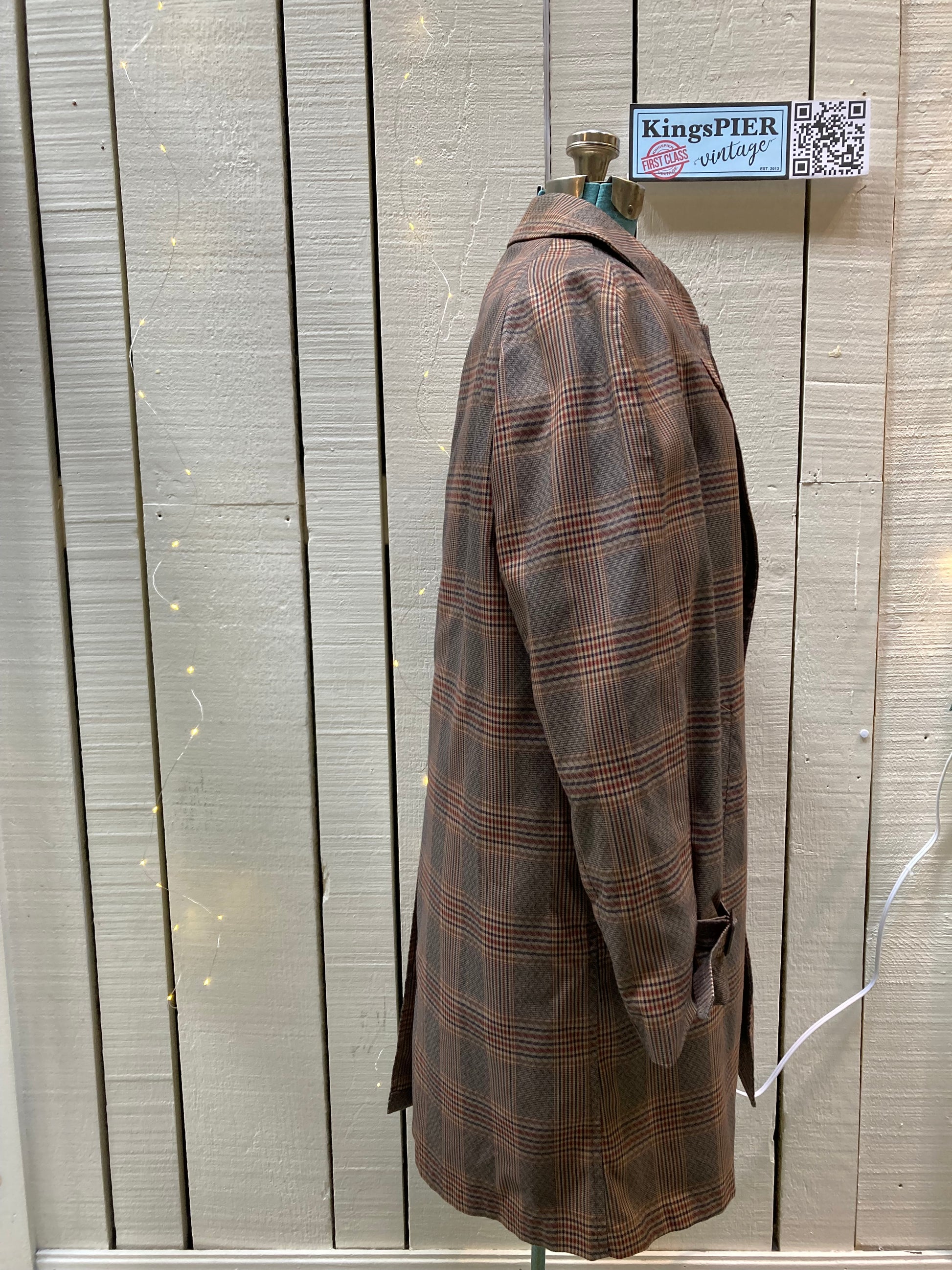 Kingspier Vintage - Vintage London Fog plaid 100% cotton trench coat with acrylic zip out liner.
42” chest.
Made in USA