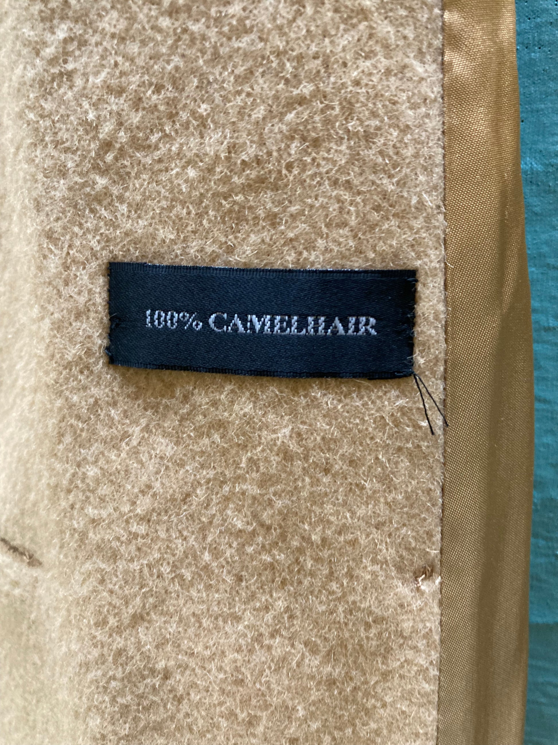 Kingspier Vintage - Anne Klein beige camel hair coat is double breasted with two front pockets,
Size 6P