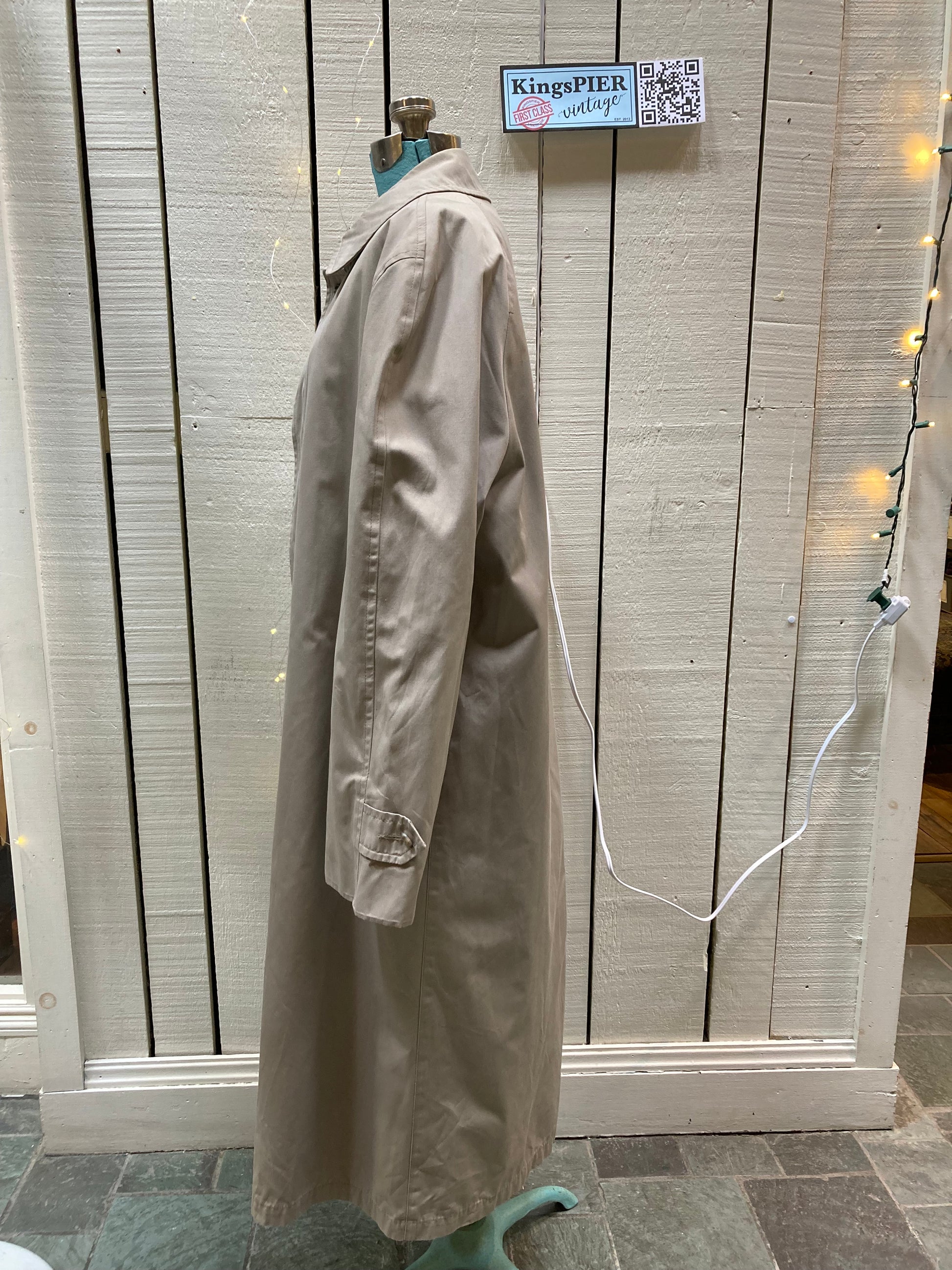 Kingspier Vintage - Vintage London Fog trench coat with zip out lining.
Chest size 40”
Made in USA