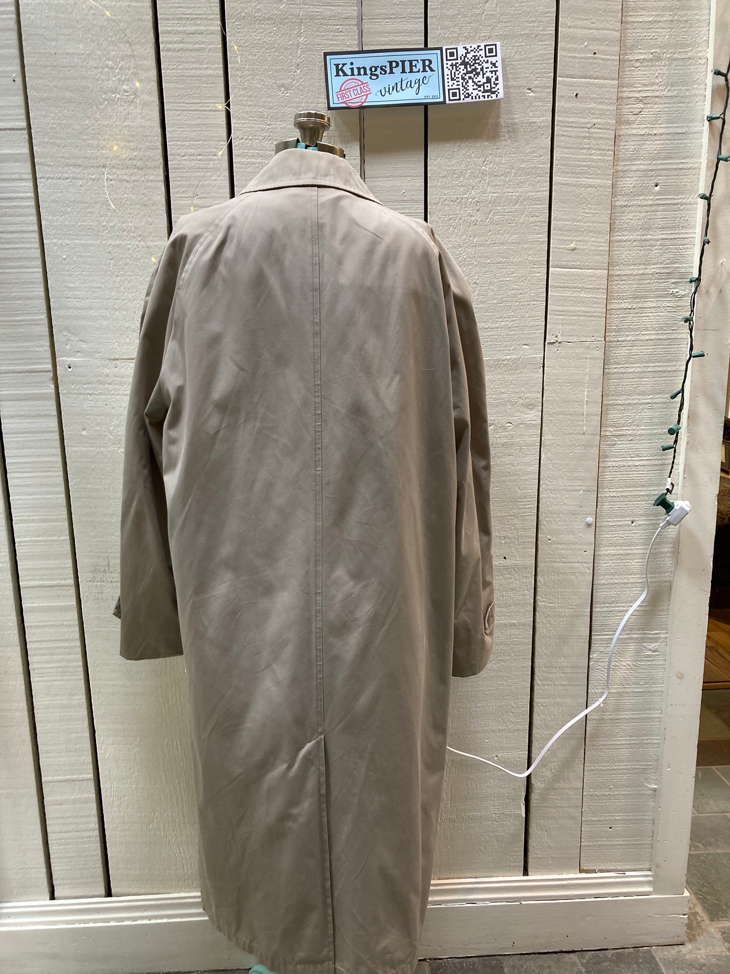 Kingspier Vintage - Vintage London Fog trench coat with zip out lining.
Chest size 40”
Made in USA