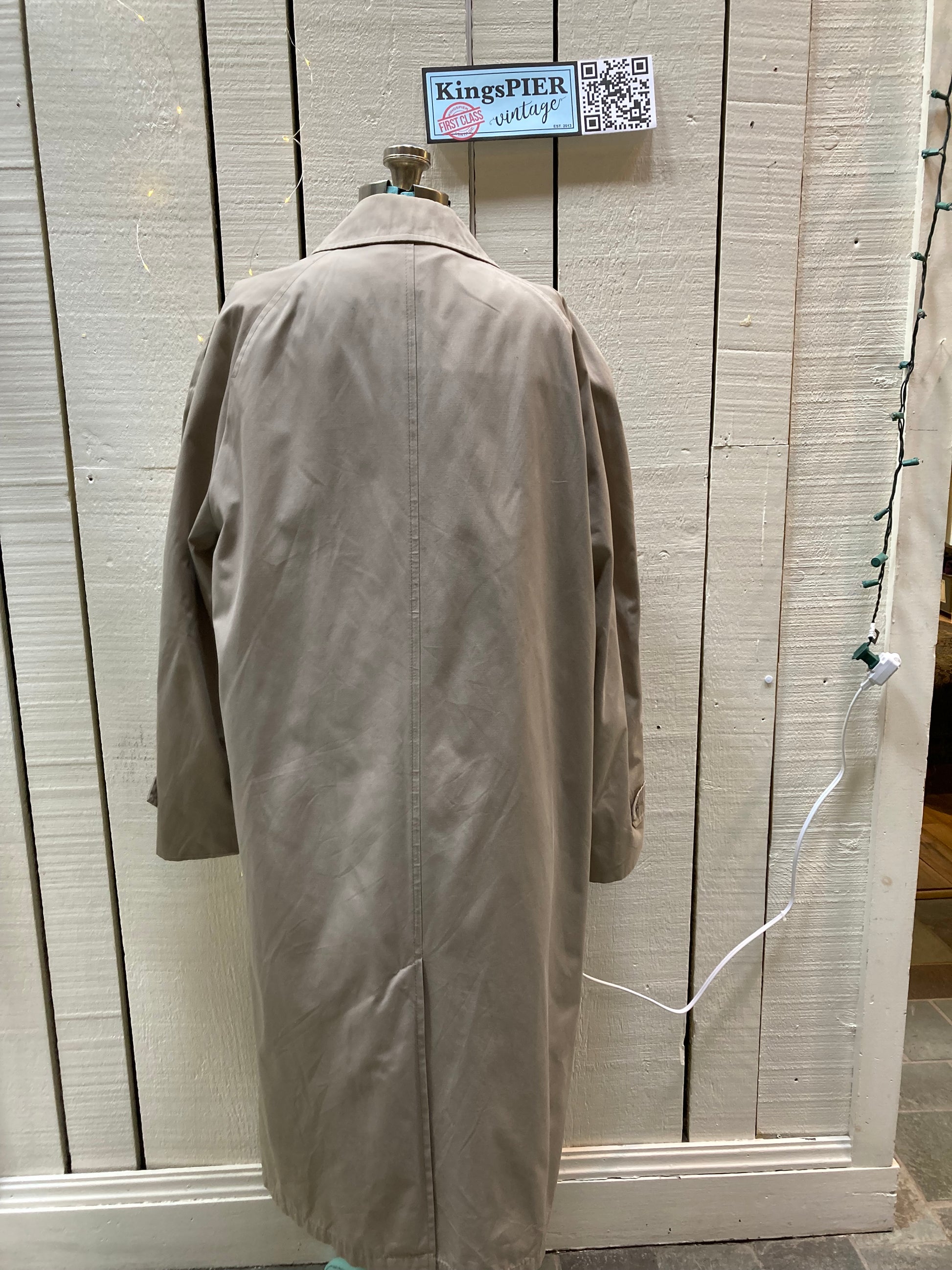 Kingspier Vintage - Vintage London Fog trench coat with zip out lining.
Chest size 40”
Made in USA