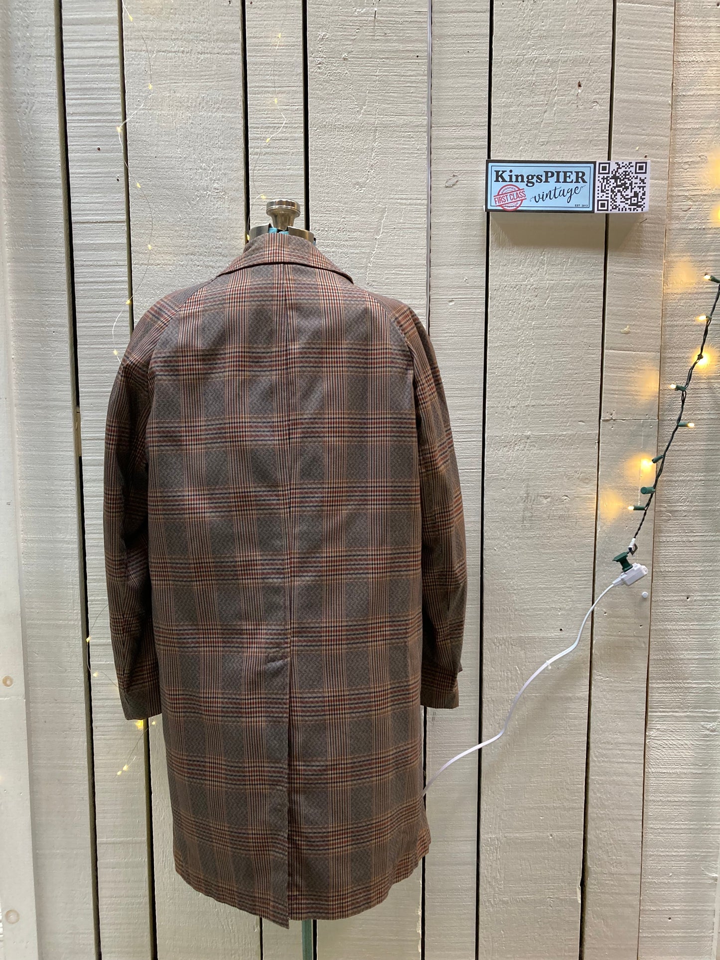 Kingspier Vintage - Vintage London Fog plaid 100% cotton trench coat with acrylic zip out liner.
42” chest.
Made in USA