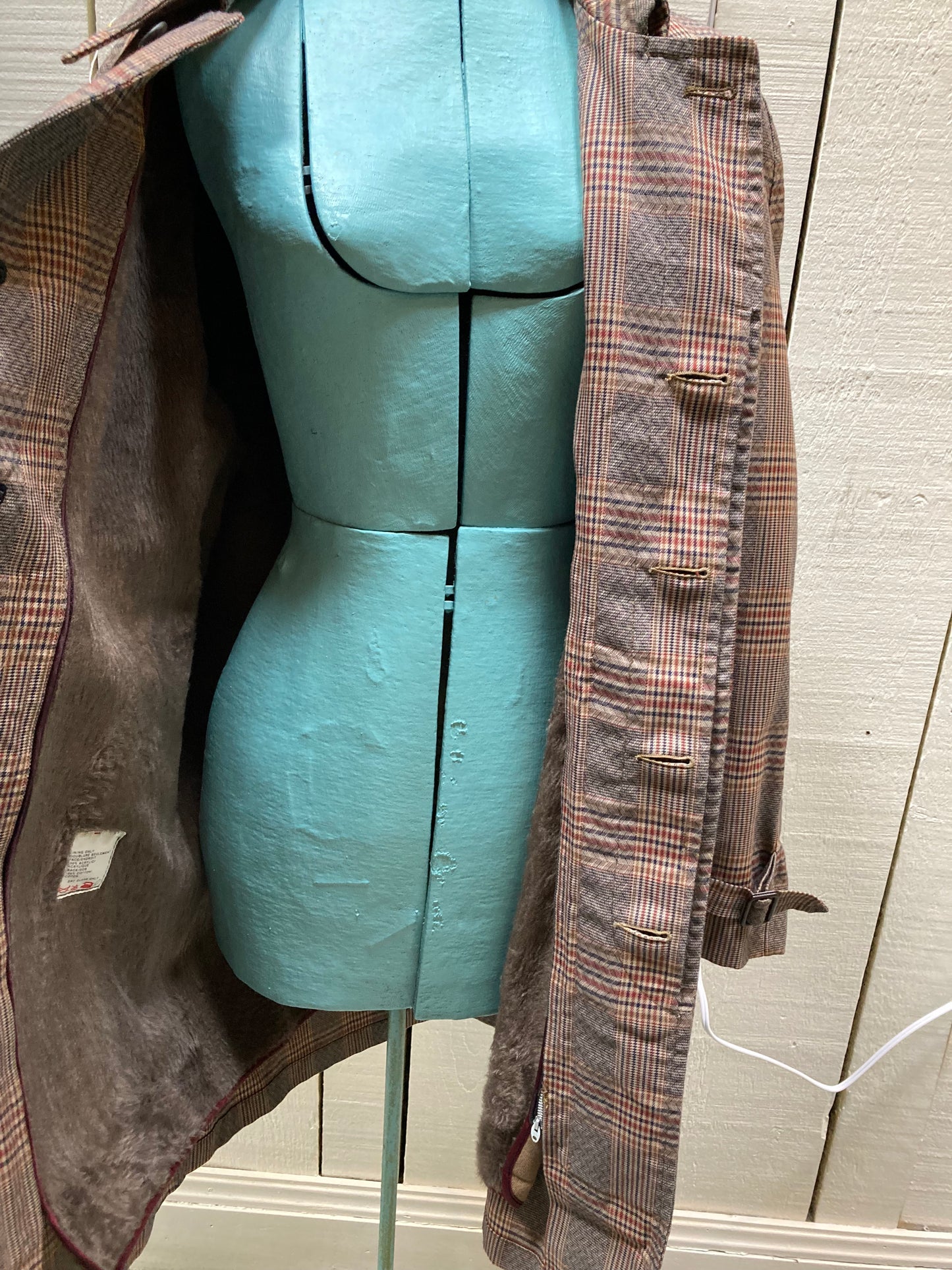 Kingspier Vintage - Vintage London Fog plaid 100% cotton trench coat with acrylic zip out liner.
42” chest.
Made in USA