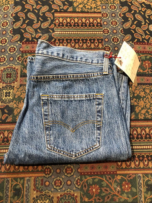 Kingspier Vintage - Levi’s 501 Red Tab Denim Jeans - 34”x32”
Red Tab
High rise
Button fly
Straight leg
100% cotton
Made in Egypt
Labels removed