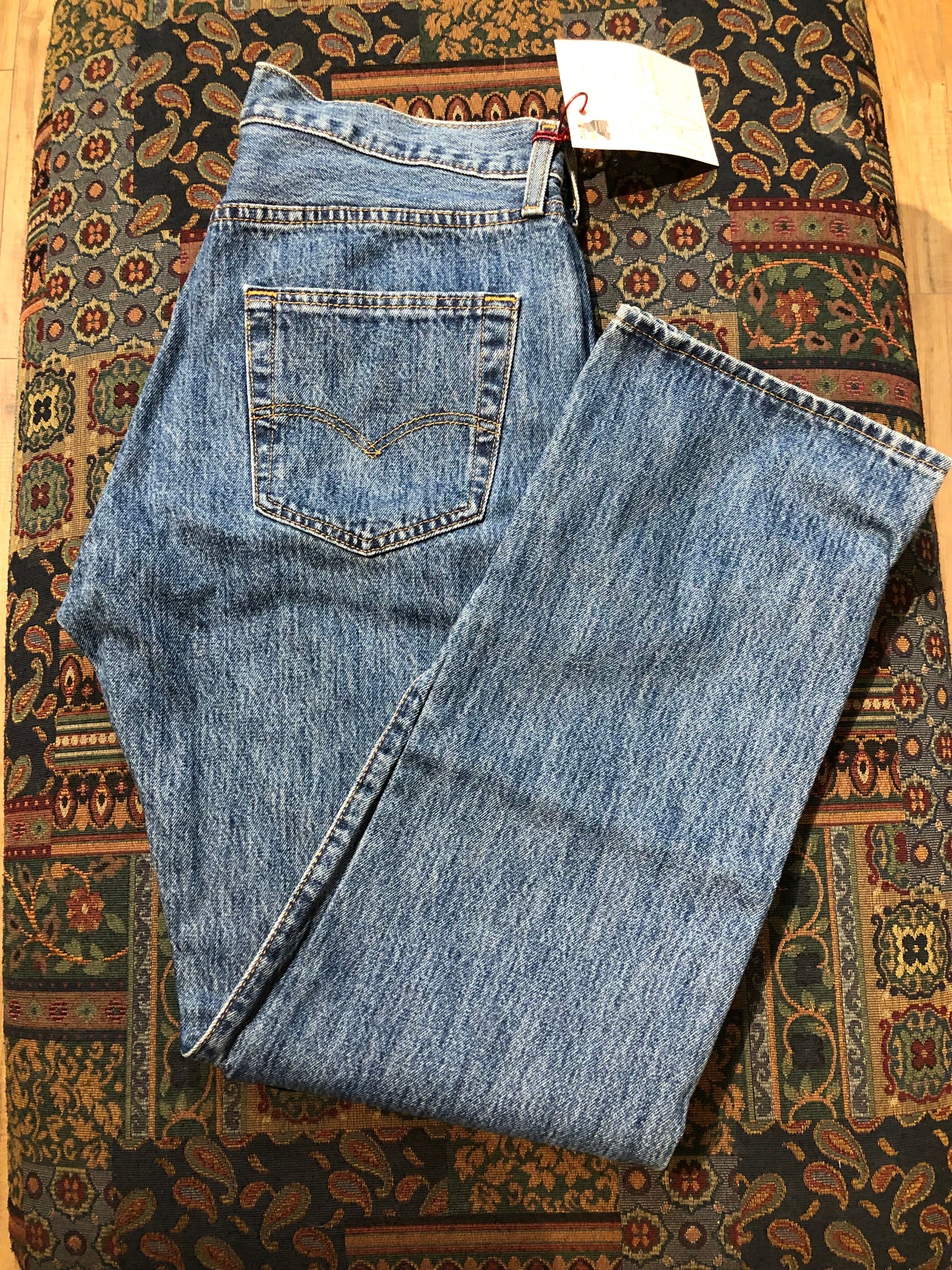 Kingspier Vintage - Levi’s 501 Red Tab Denim Jeans - 34”x32”
Red Tab
High rise
Button fly
Straight leg
100% cotton
Made in Egypt
Labels removed