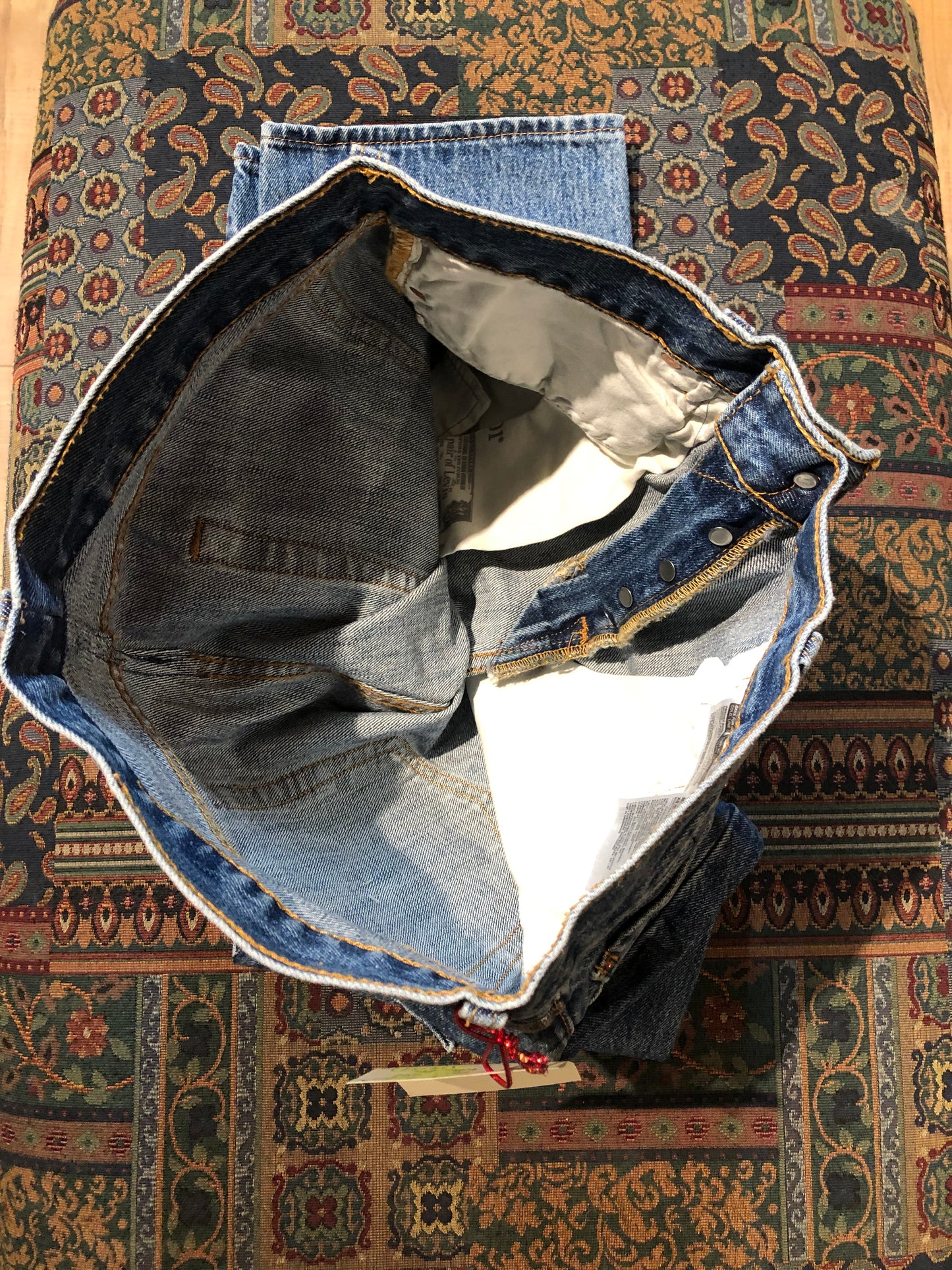 Kingspier Vintage - Levi’s 501 Red Tab Denim Jeans - 34”x32”
Red Tab
High rise
Button fly
Straight leg
100% cotton
Made in Egypt
Labels removed