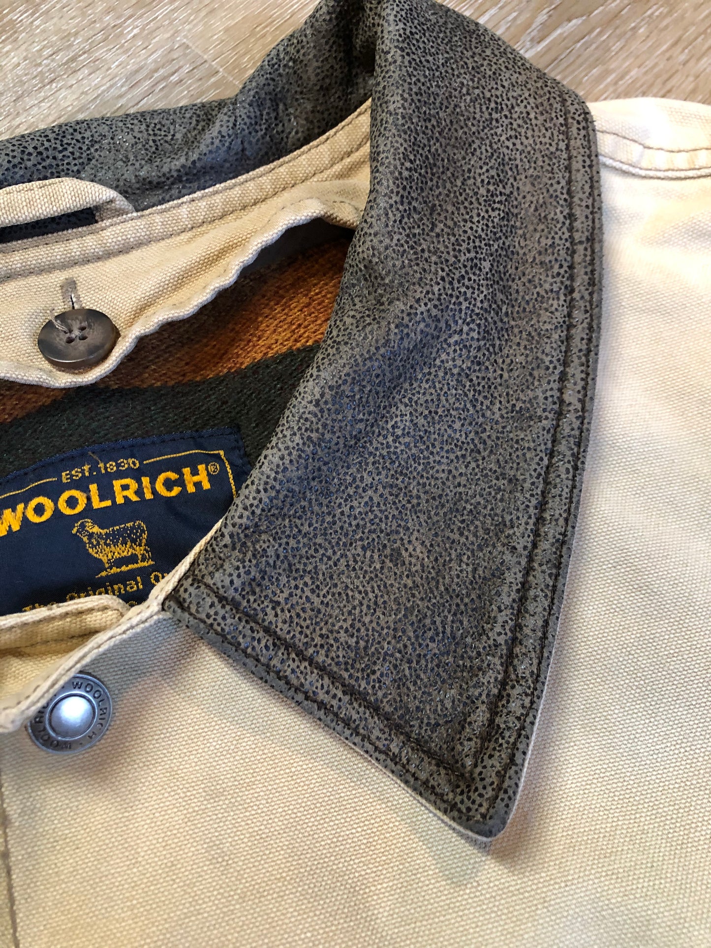 Kingspier Vintage - Woolrich beige chore jacket with cotton shell, leather collar, wool blend lining, snap closures and two flap pockets. Size XL.
