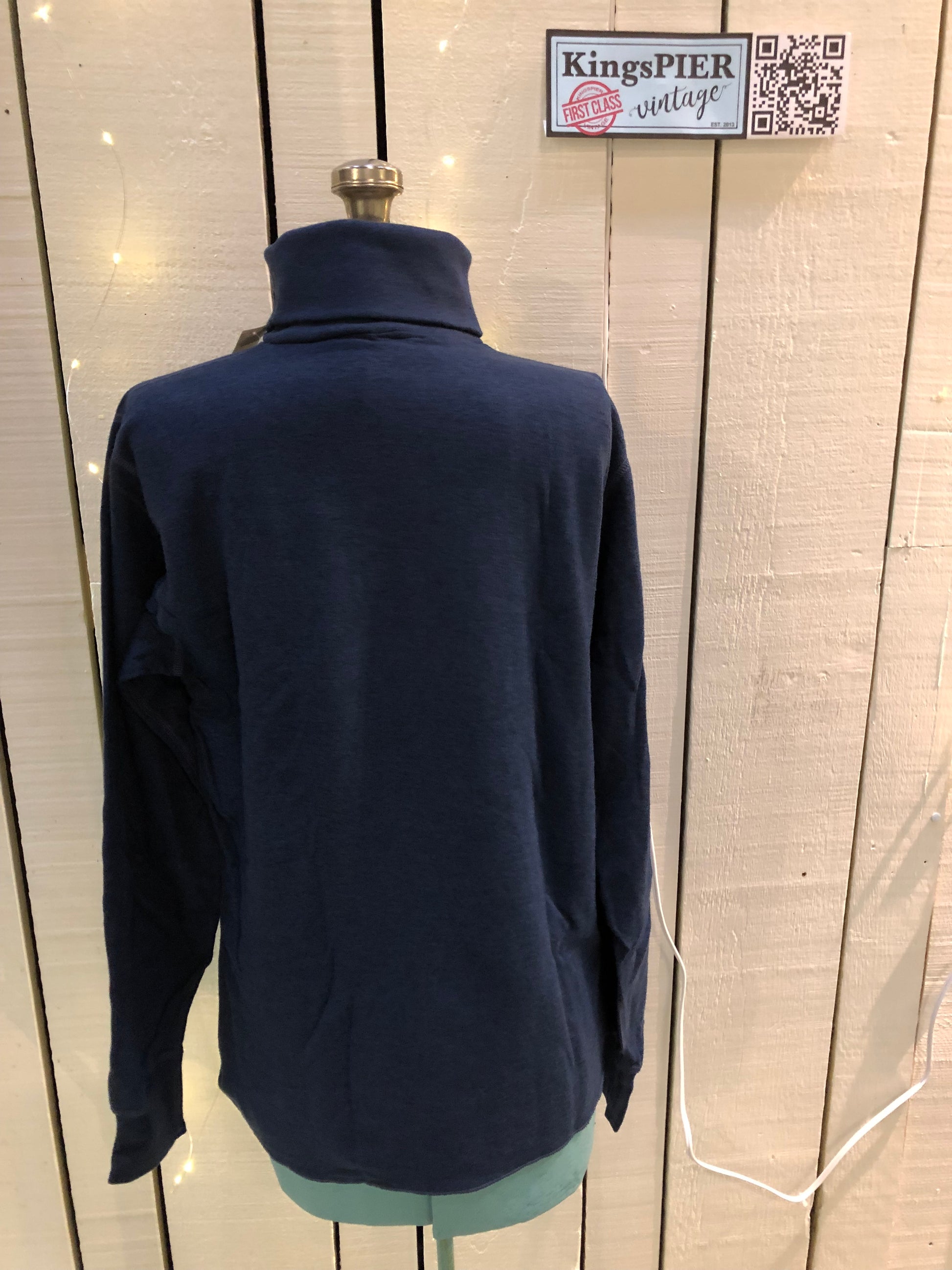 Stanfield''s deadstock duofold / layered turtleneck long sleeve shirt.
Outer layer - 50% cotton/ 40% wool/ 10% nylon
Inner layer-100% cotton
Made in Nova Scotia, Canada.