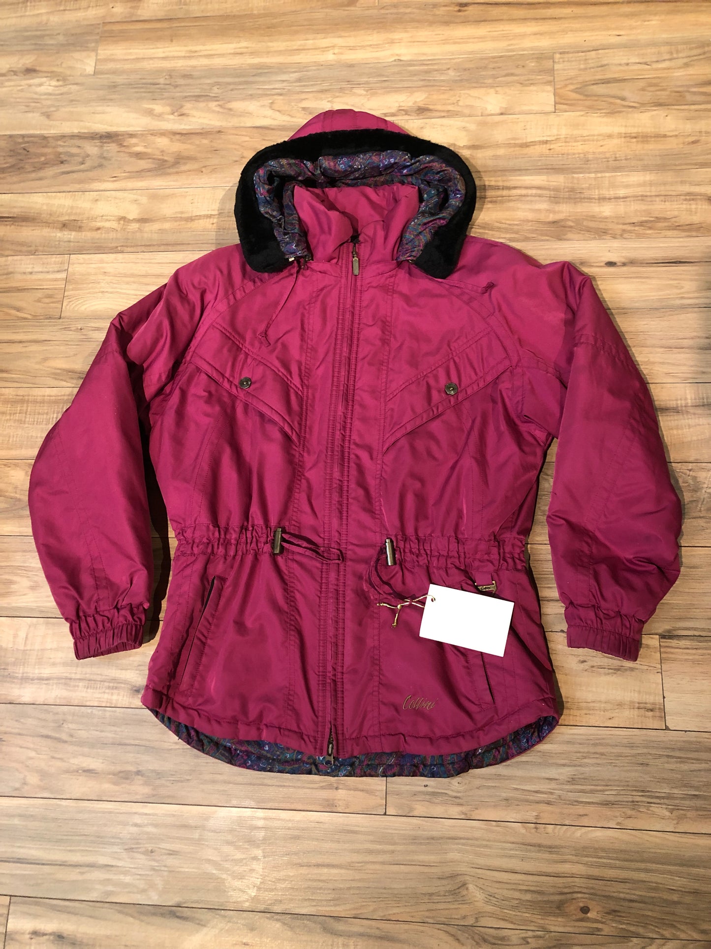 Kingspier Vintage - Vintage Collini fuchsia pink two piece 1980’s Olympic ski suit with hood, zipper closure, four front pockets and a bright paisley lining.
Ladies 12, pants measure 28”x26”.
Made in Hong Kong.