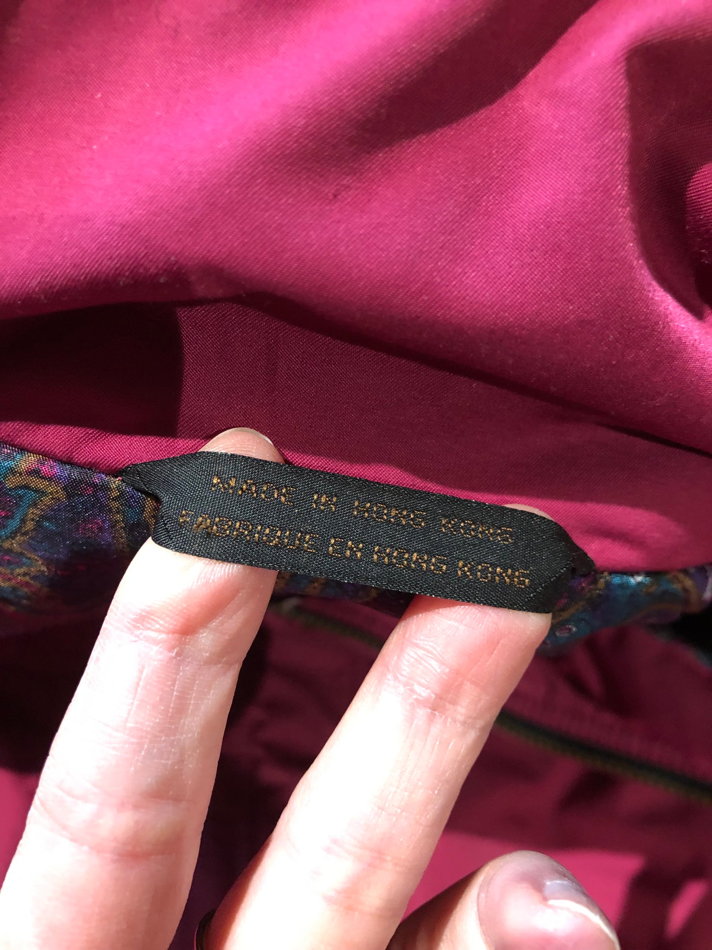 Kingspier Vintage - Vintage Collini fuchsia pink two piece 1980’s Olympic ski suit with hood, zipper closure, four front pockets and a bright paisley lining.
Ladies 12, pants measure 28”x26”.
Made in Hong Kong.