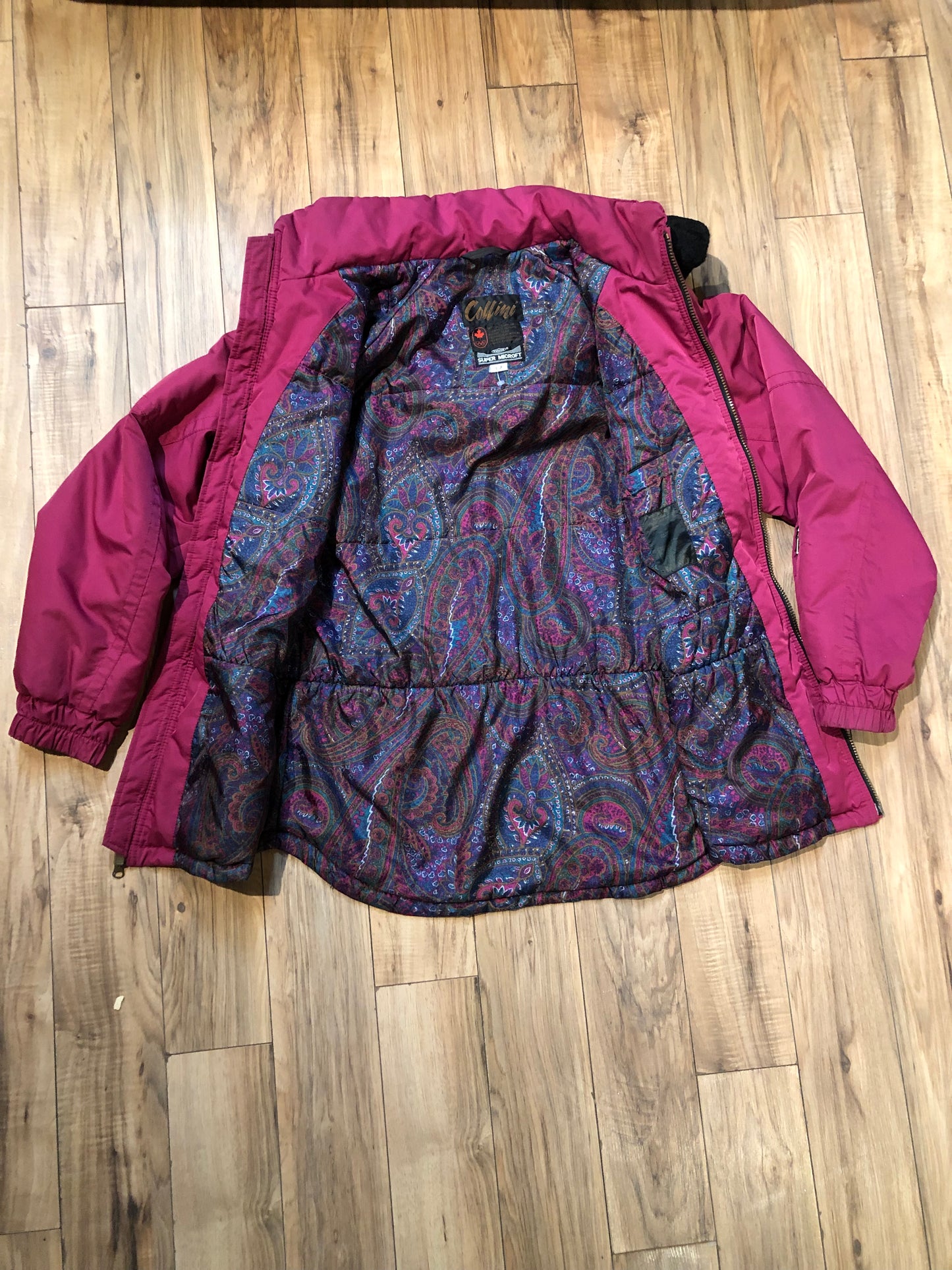 Kingspier Vintage - Vintage Collini fuchsia pink two piece 1980’s Olympic ski suit with hood, zipper closure, four front pockets and a bright paisley lining.
Ladies 12, pants measure 28”x26”.
Made in Hong Kong.