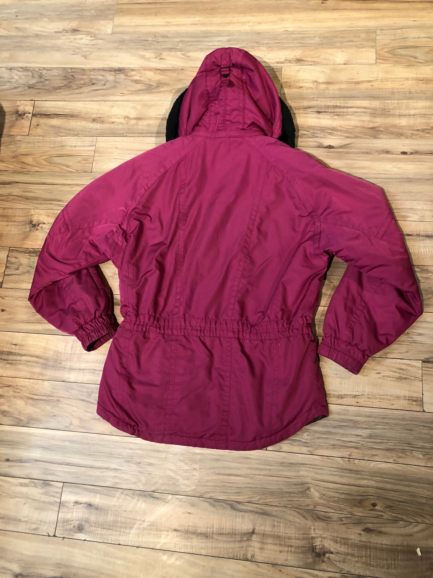 Kingspier Vintage - Vintage Collini fuchsia pink two piece 1980’s Olympic ski suit with hood, zipper closure, four front pockets and a bright paisley lining.
Ladies 12, pants measure 28”x26”.
Made in Hong Kong.