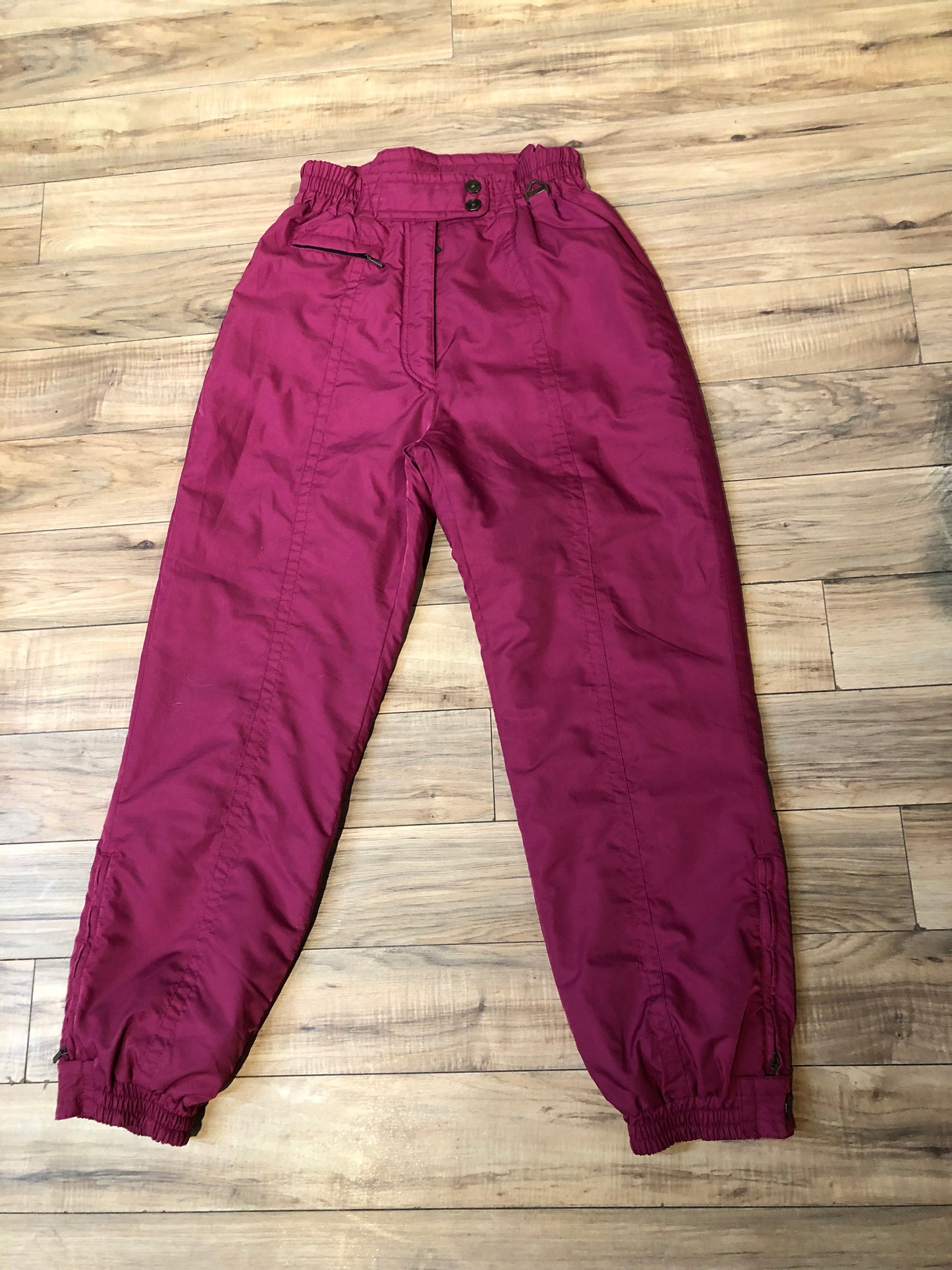 Kingspier Vintage - Vintage Collini fuchsia pink two piece 1980’s Olympic ski suit with hood, zipper closure, four front pockets and a bright paisley lining.
Ladies 12, pants measure 28”x26”.
Made in Hong Kong.