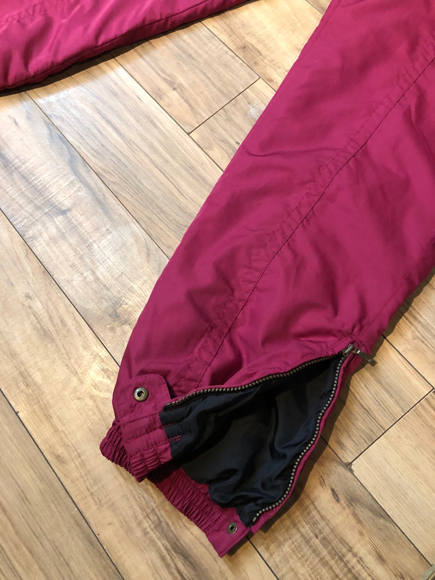 Kingspier Vintage - Vintage Collini fuchsia pink two piece 1980’s Olympic ski suit with hood, zipper closure, four front pockets and a bright paisley lining.
Ladies 12, pants measure 28”x26”.
Made in Hong Kong.