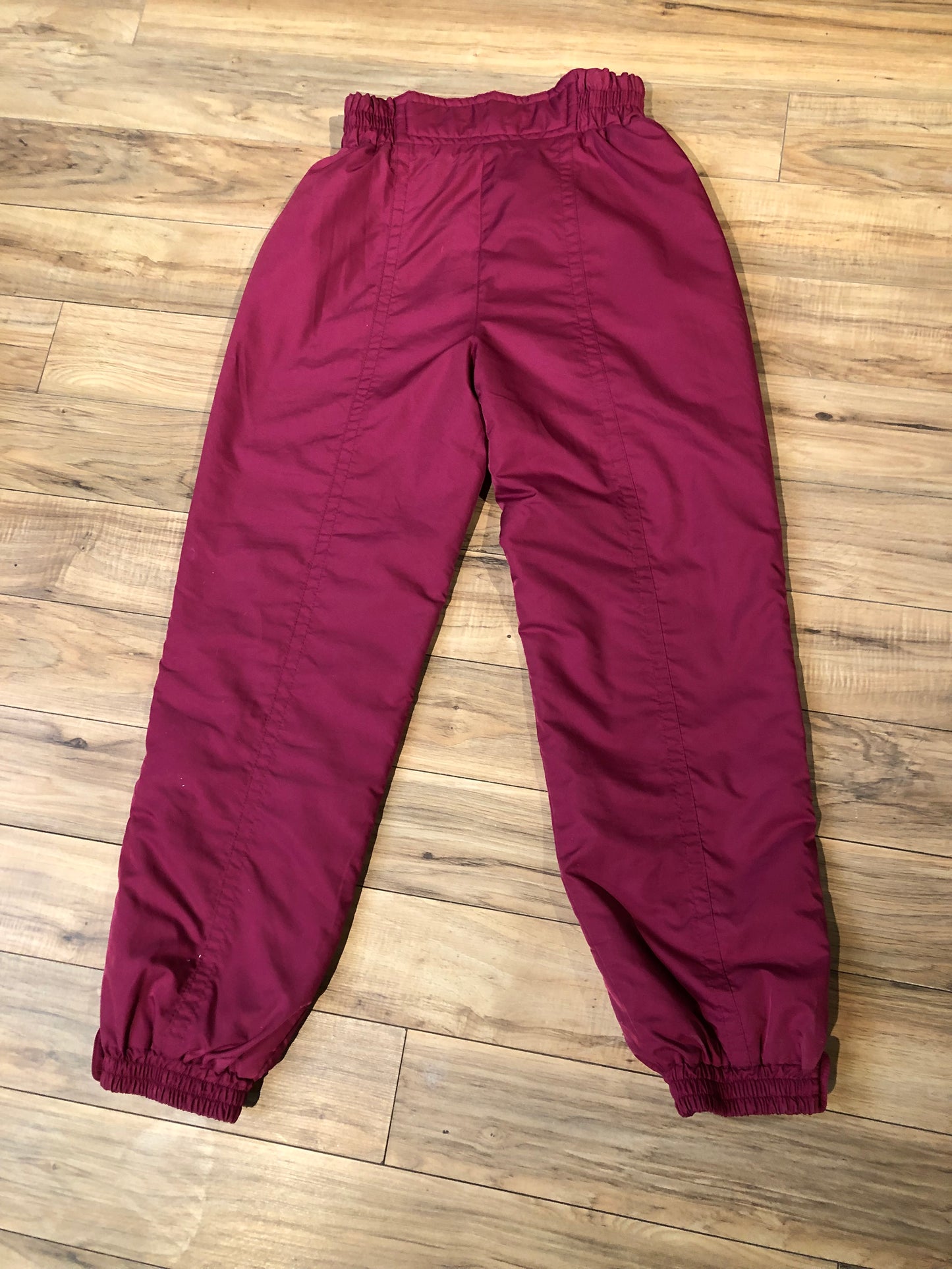 Kingspier Vintage - Vintage Collini fuchsia pink two piece 1980’s Olympic ski suit with hood, zipper closure, four front pockets and a bright paisley lining.
Ladies 12, pants measure 28”x26”.
Made in Hong Kong.