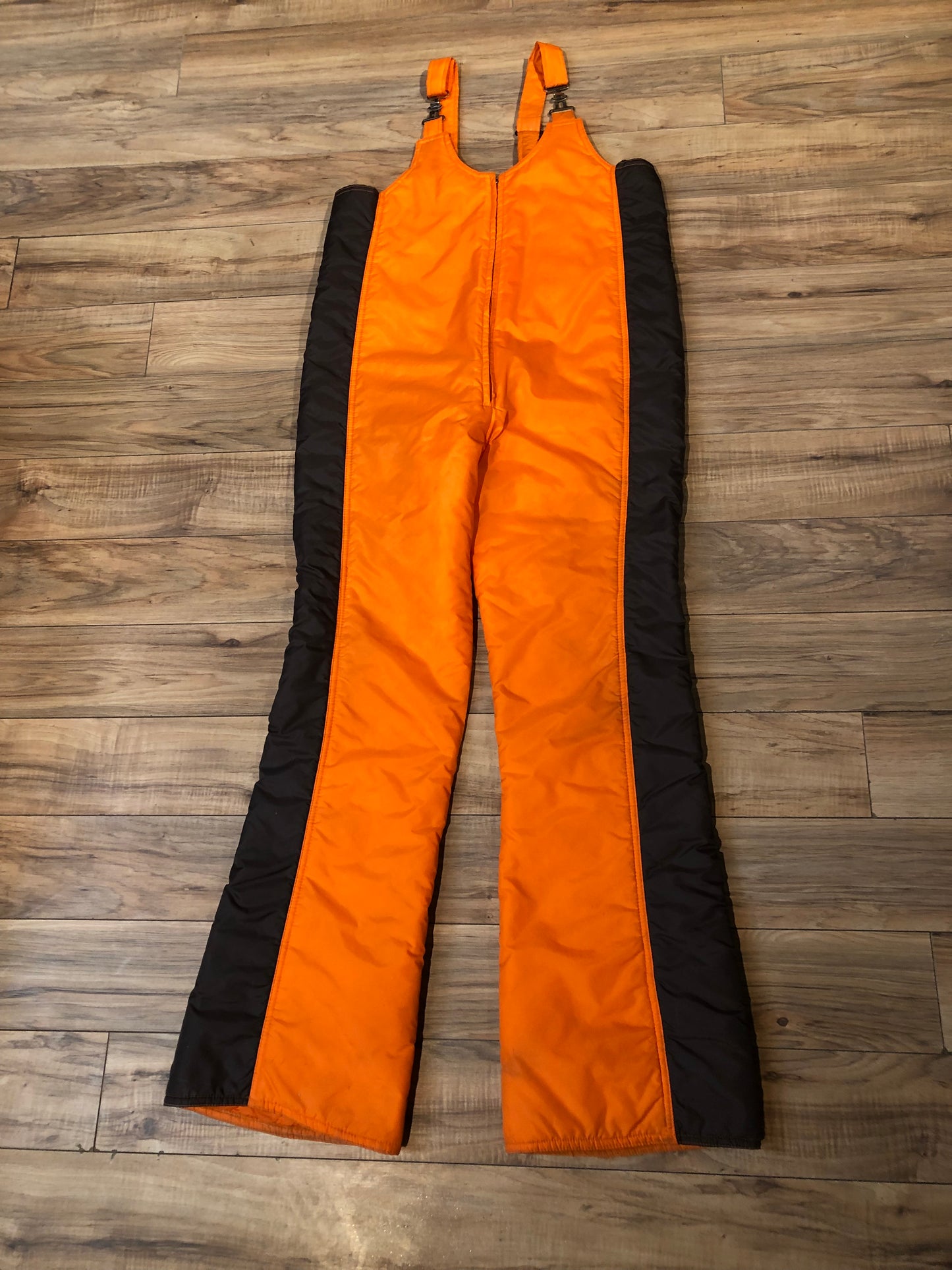 Kingspier Vintage - Vintage Ont Arte orange and brown two piece snowsuit, with zipper closure, zip pockets and bib ski pants.
Made in Korea.
Size XS