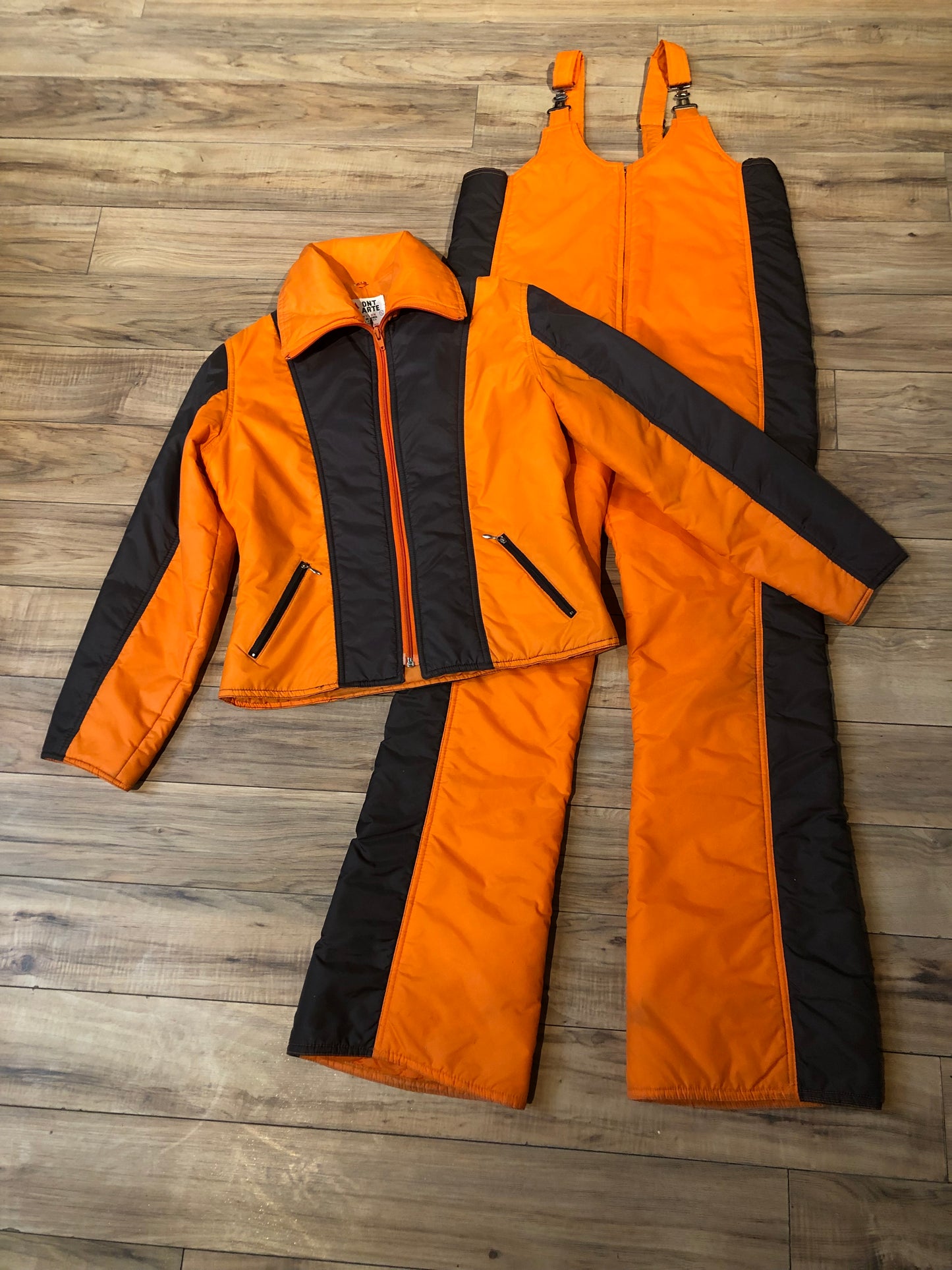 Kingspier Vintage - Vintage Ont Arte orange and brown two piece snowsuit, with zipper closure, zip pockets and bib ski pants.
Made in Korea.
Size XS