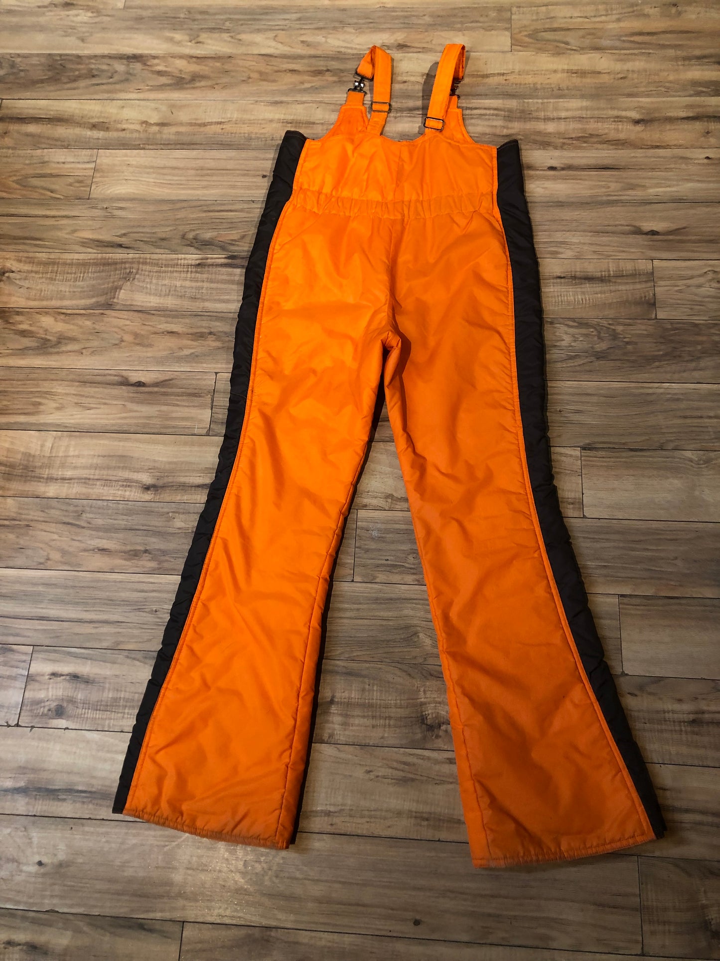 Kingspier Vintage - Vintage Ont Arte orange and brown two piece snowsuit, with zipper closure, zip pockets and bib ski pants.
Made in Korea.
Size XS
