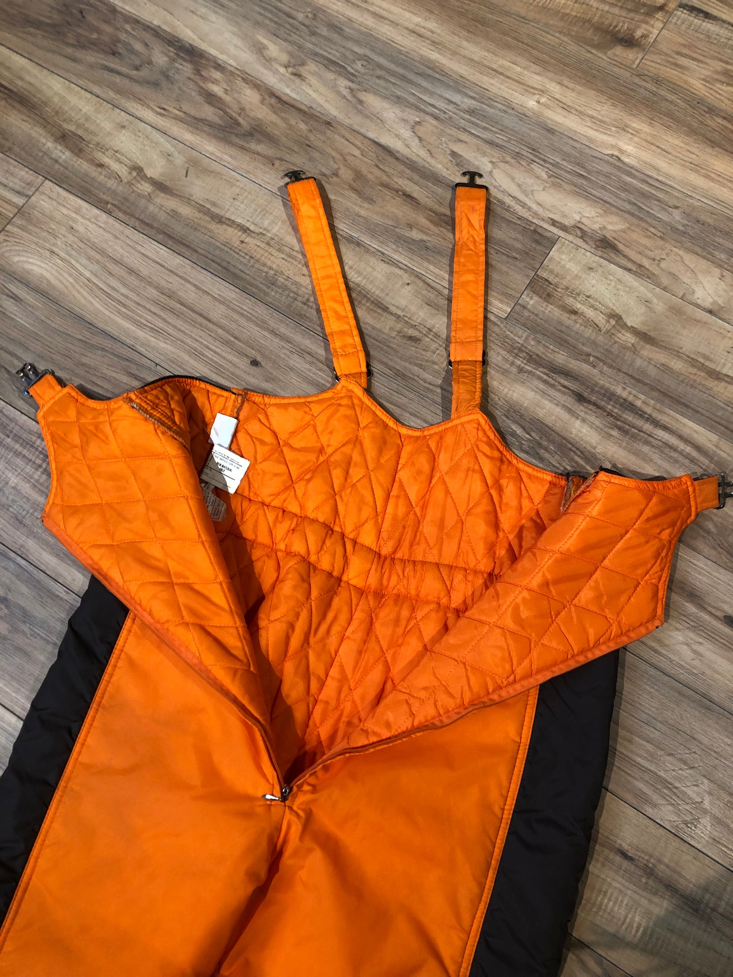 Kingspier Vintage - Vintage Ont Arte orange and brown two piece snowsuit, with zipper closure, zip pockets and bib ski pants.
Made in Korea.
Size XS