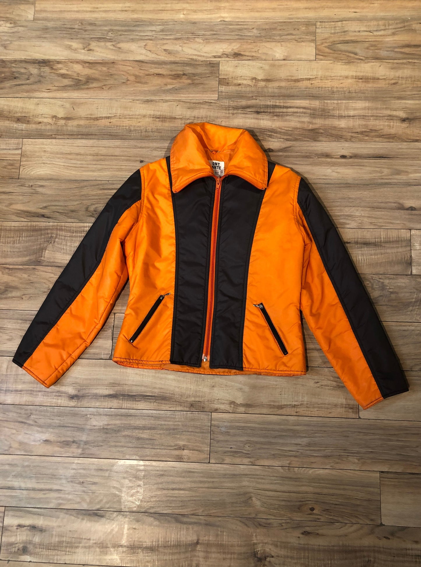 Kingspier Vintage - Vintage Ont Arte orange and brown two piece snowsuit, with zipper closure, zip pockets and bib ski pants.
Made in Korea.
Size XS