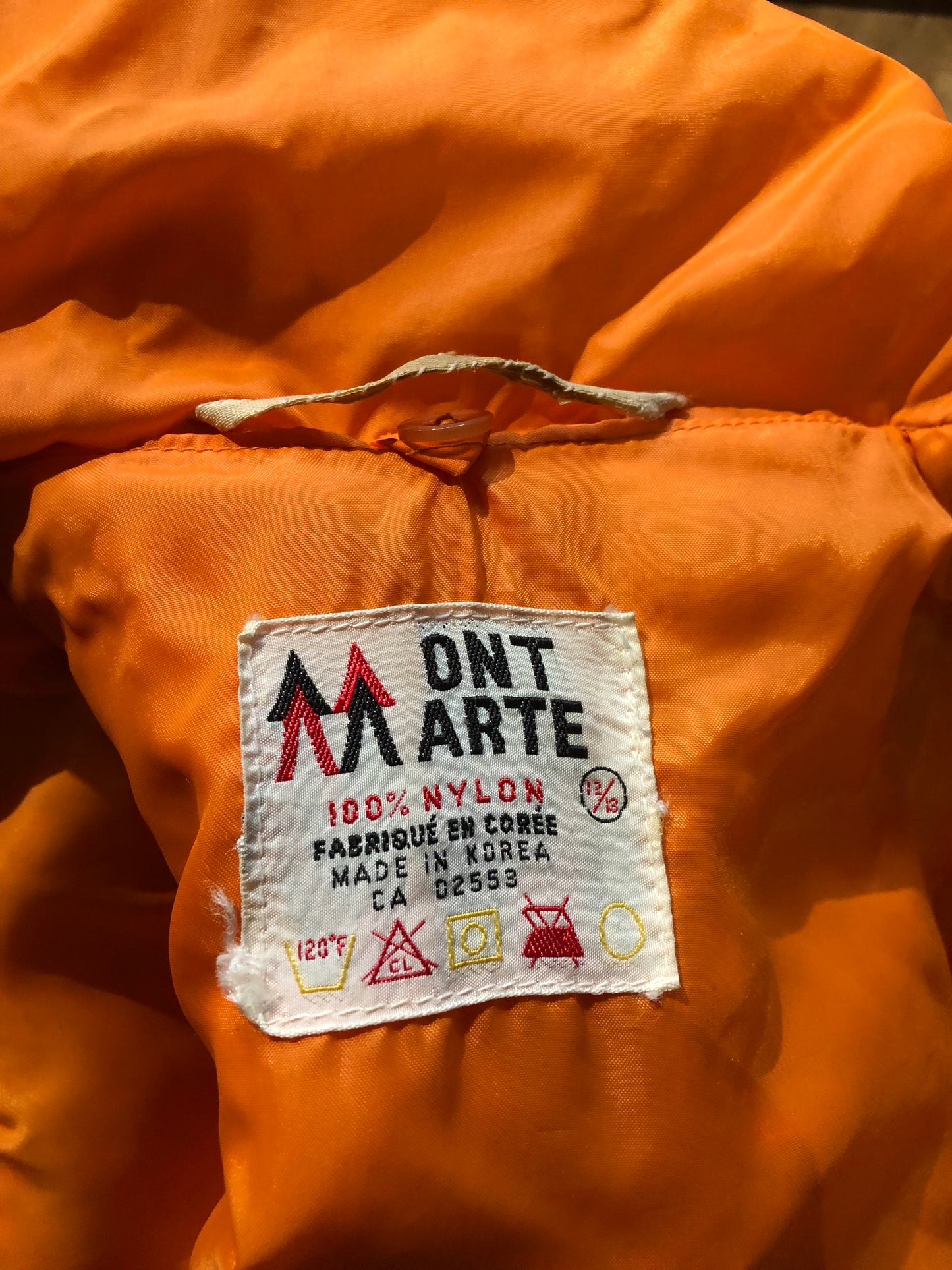 Kingspier Vintage - Vintage Ont Arte orange and brown two piece snowsuit, with zipper closure, zip pockets and bib ski pants.
Made in Korea.
Size XS