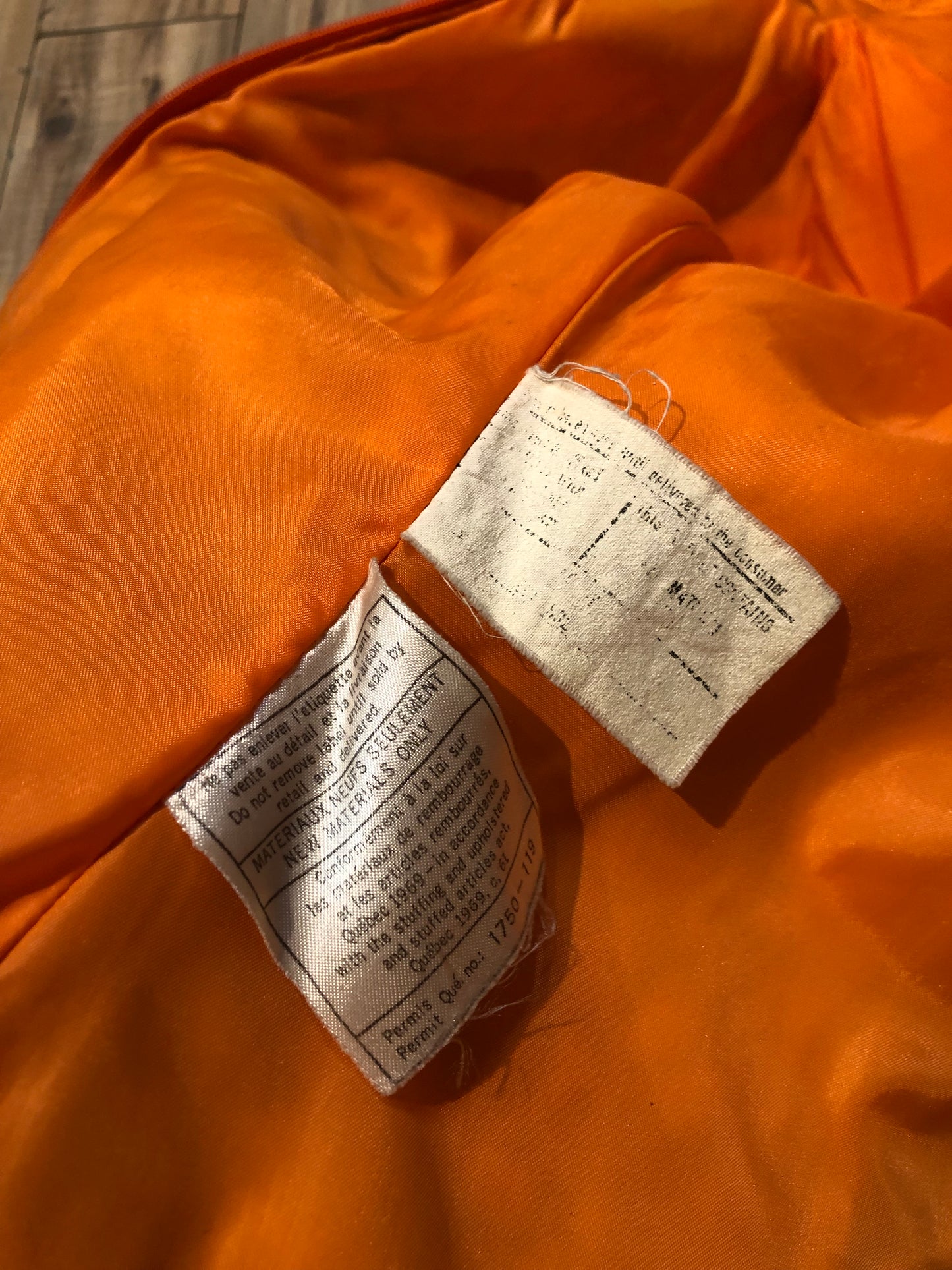 Kingspier Vintage - Vintage Ont Arte orange and brown two piece snowsuit, with zipper closure, zip pockets and bib ski pants.
Made in Korea.
Size XS