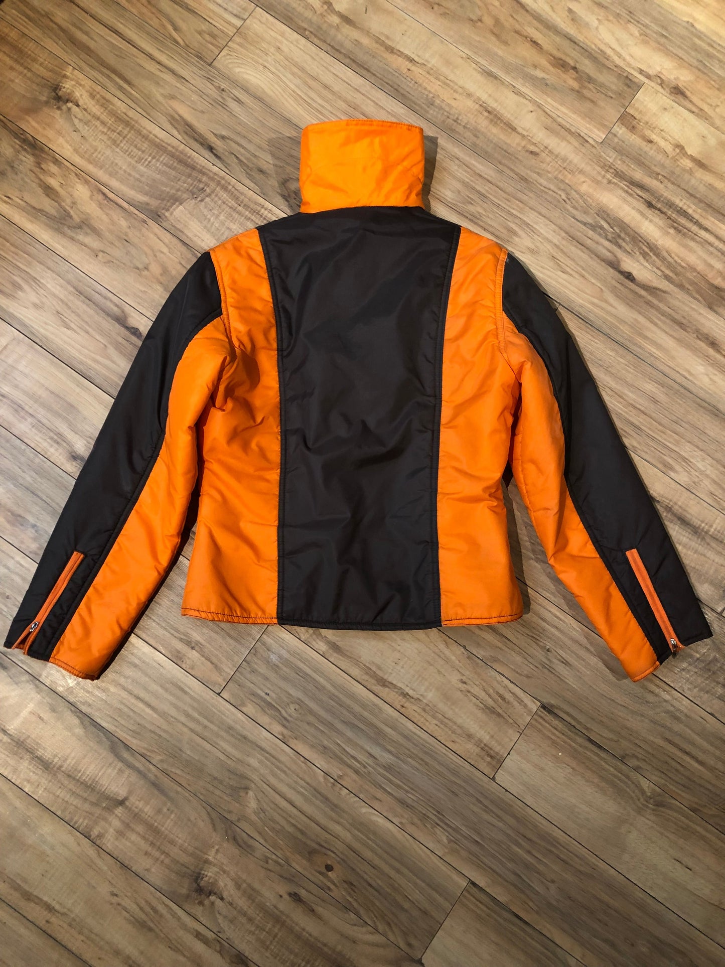 Kingspier Vintage - Vintage Ont Arte orange and brown two piece snowsuit, with zipper closure, zip pockets and bib ski pants.
Made in Korea.
Size XS