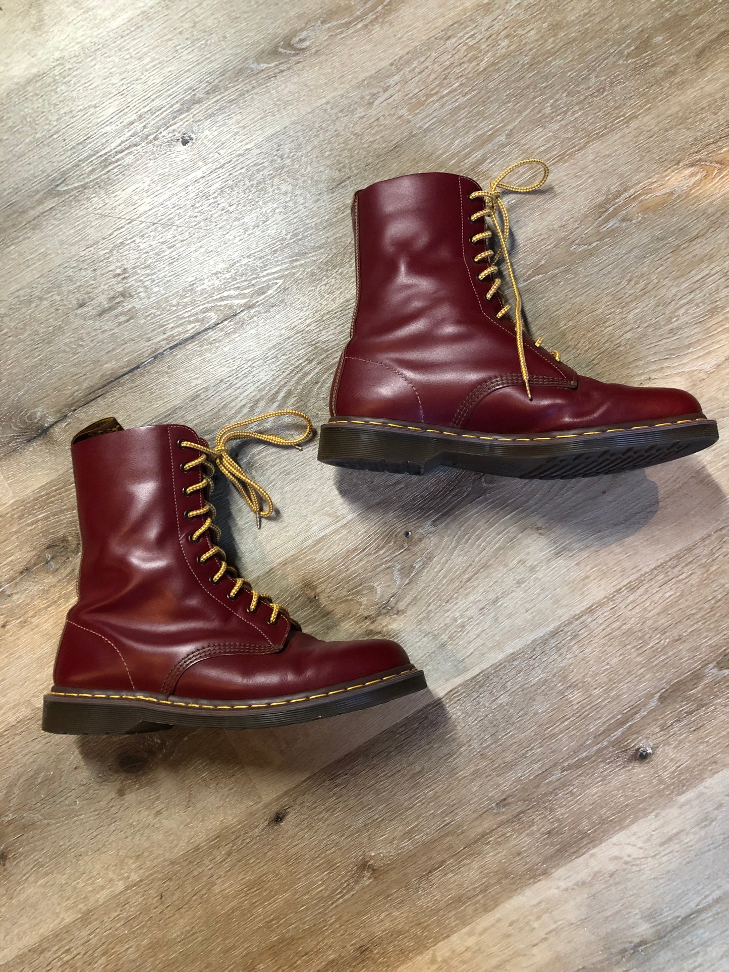 Doc Martens vintage 1490 smooth leather, mid calf, ten eyelet lace up boot in red.
Size 12 Mens US
*Boots are in excellent condition, as new.