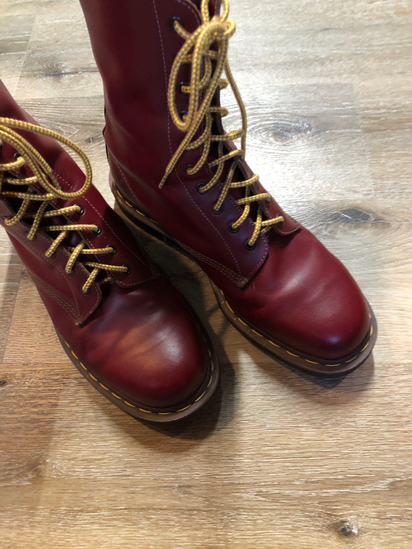 Doc Martens vintage 1490 smooth leather, mid calf, ten eyelet lace up boot in red.
Size 12 Mens US
*Boots are in excellent condition, as new.