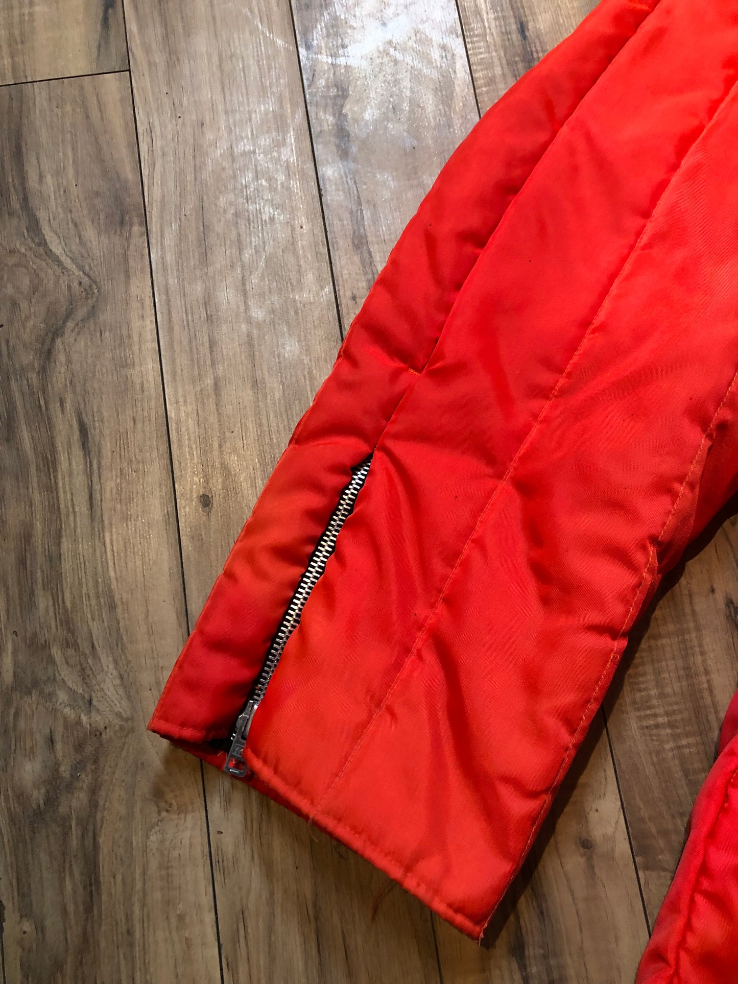 Kingspier Vintage - Vintage blaze orange one piece snowmobile suit, with hood, quilted lining and full length zipper.
Size large.