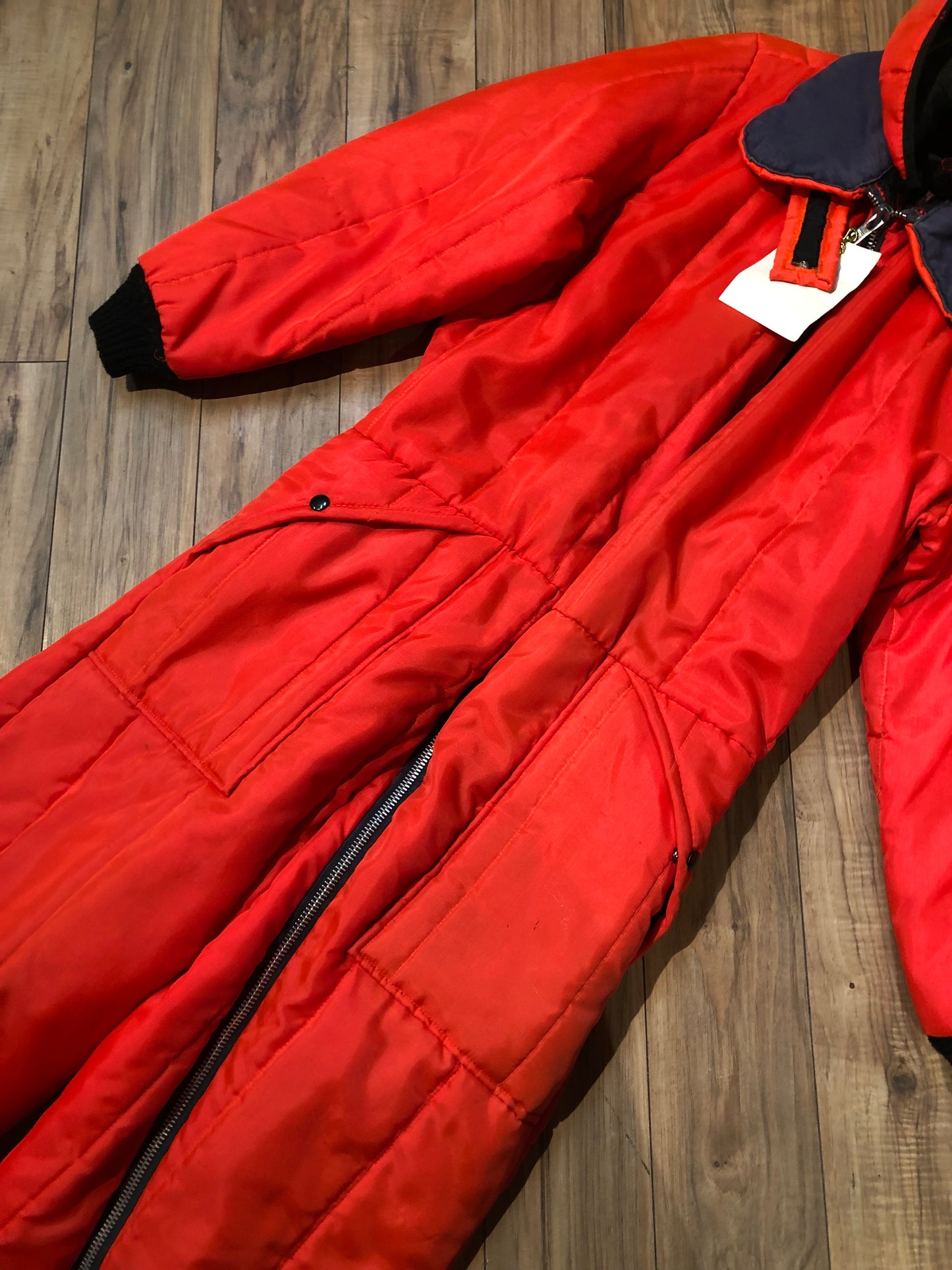 Kingspier Vintage - Vintage blaze orange one piece snowmobile suit, with hood, quilted lining and full length zipper.
Size large.
