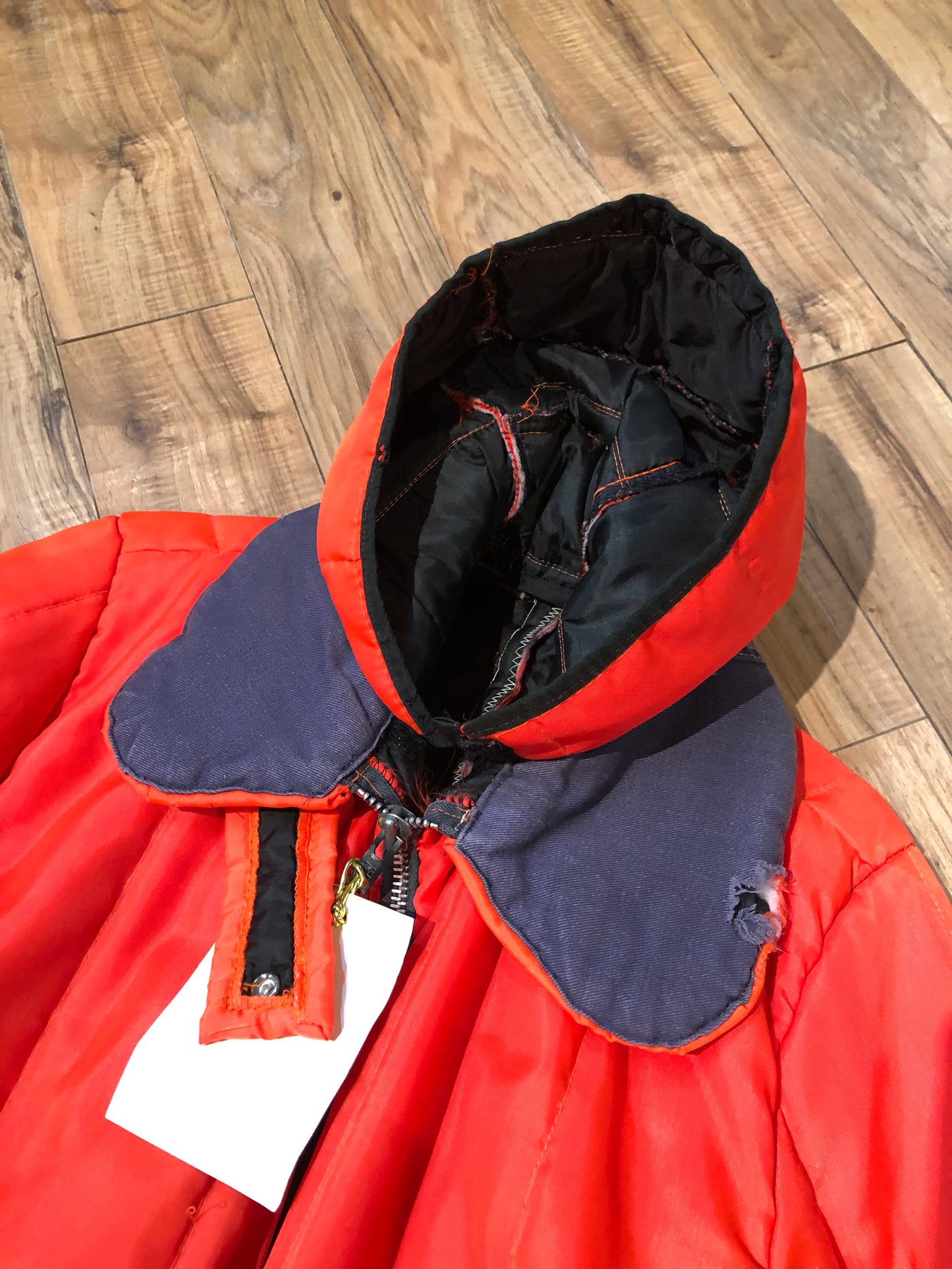 Kingspier Vintage - Vintage blaze orange one piece snowmobile suit, with hood, quilted lining and full length zipper.
Size large.