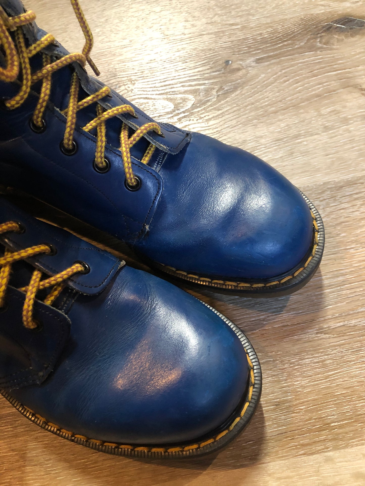 Doc Martens vintage 1490 smooth leather, mid calf, ten eyelet lace up boot in blue.
Size 9 Mens US
*Boots are in great condition with some very subtle scratches in the upper.