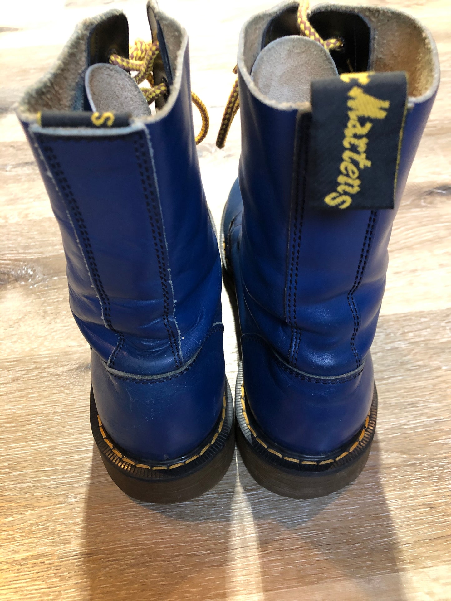 Doc Martens vintage 1490 smooth leather, mid calf, ten eyelet lace up boot in blue.
Size 9 Mens US
*Boots are in great condition with some very subtle scratches in the upper.