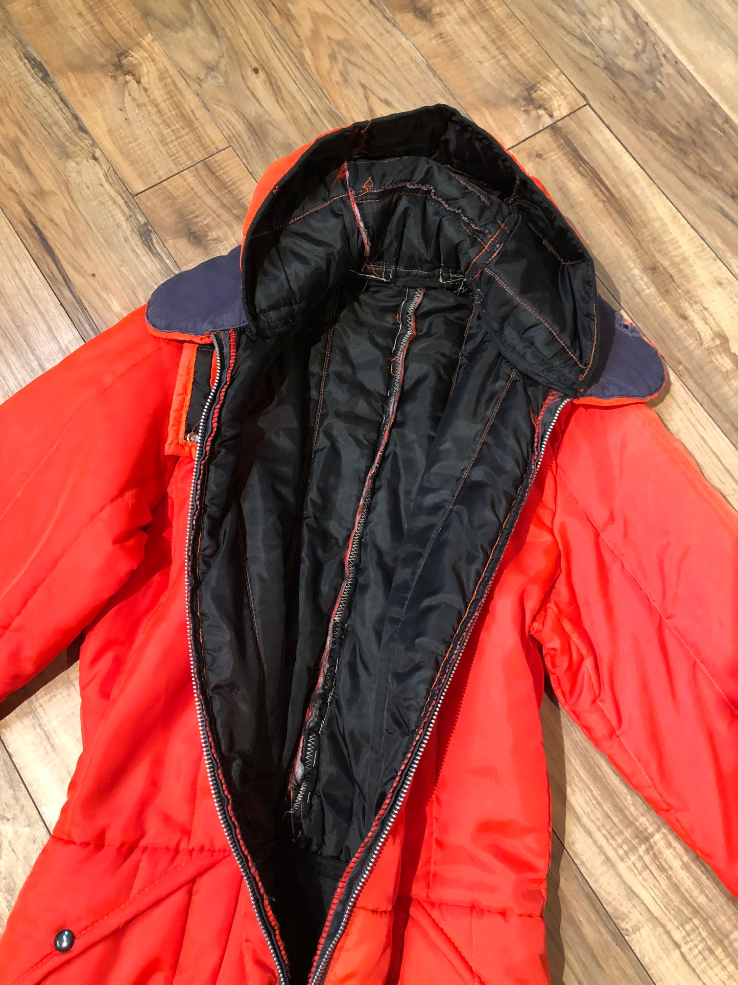 Kingspier Vintage - Vintage blaze orange one piece snowmobile suit, with hood, quilted lining and full length zipper.
Size large.