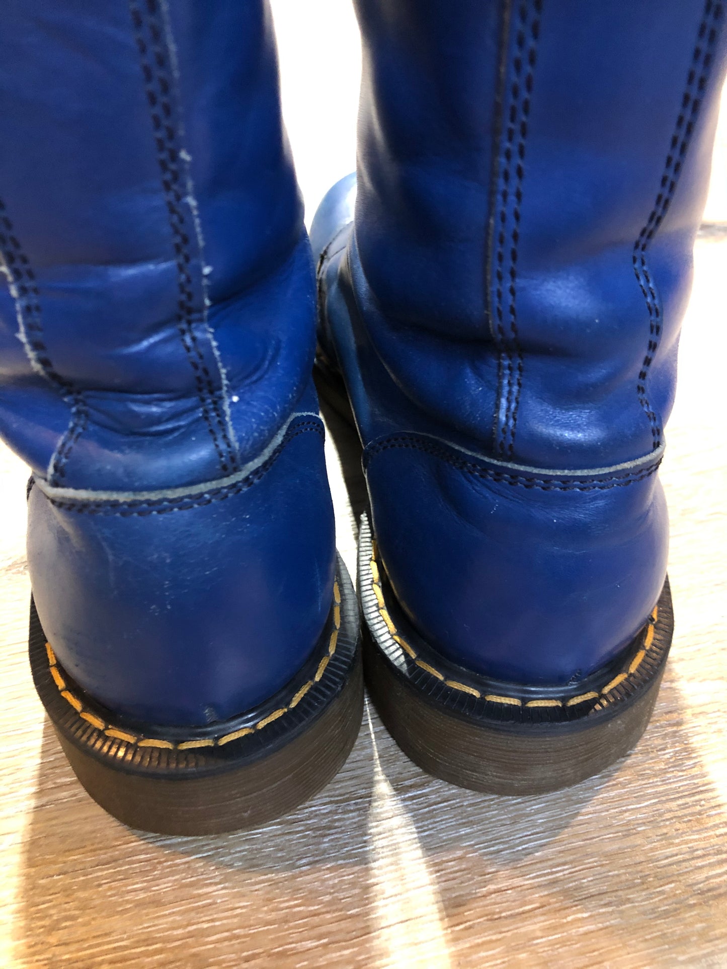 Doc Martens vintage 1490 smooth leather, mid calf, ten eyelet lace up boot in blue.
Size 9 Mens US
*Boots are in great condition with some very subtle scratches in the upper.