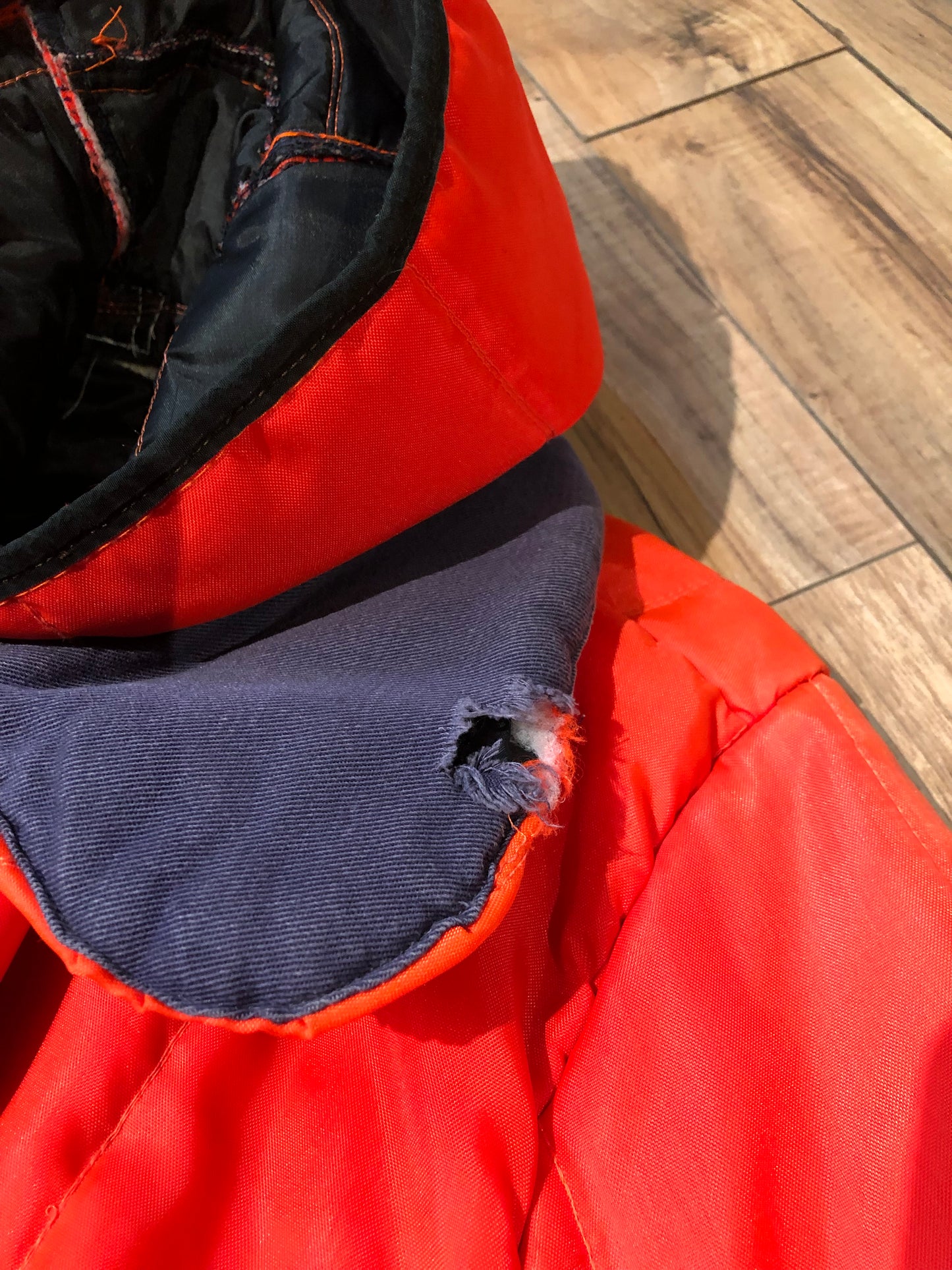 Kingspier Vintage - Vintage blaze orange one piece snowmobile suit, with hood, quilted lining and full length zipper.
Size large.
