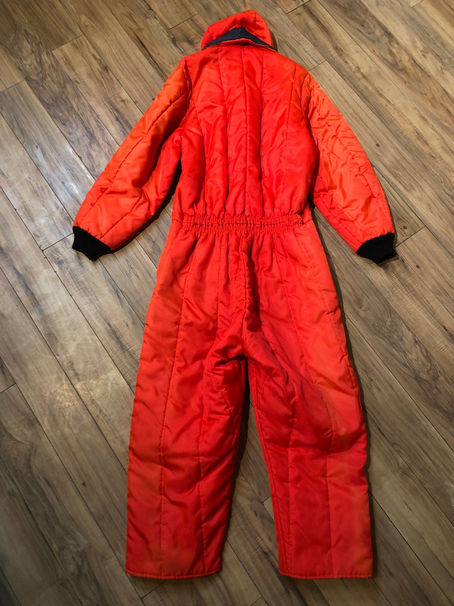 Kingspier Vintage - Vintage blaze orange one piece snowmobile suit, with hood, quilted lining and full length zipper.
Size large.