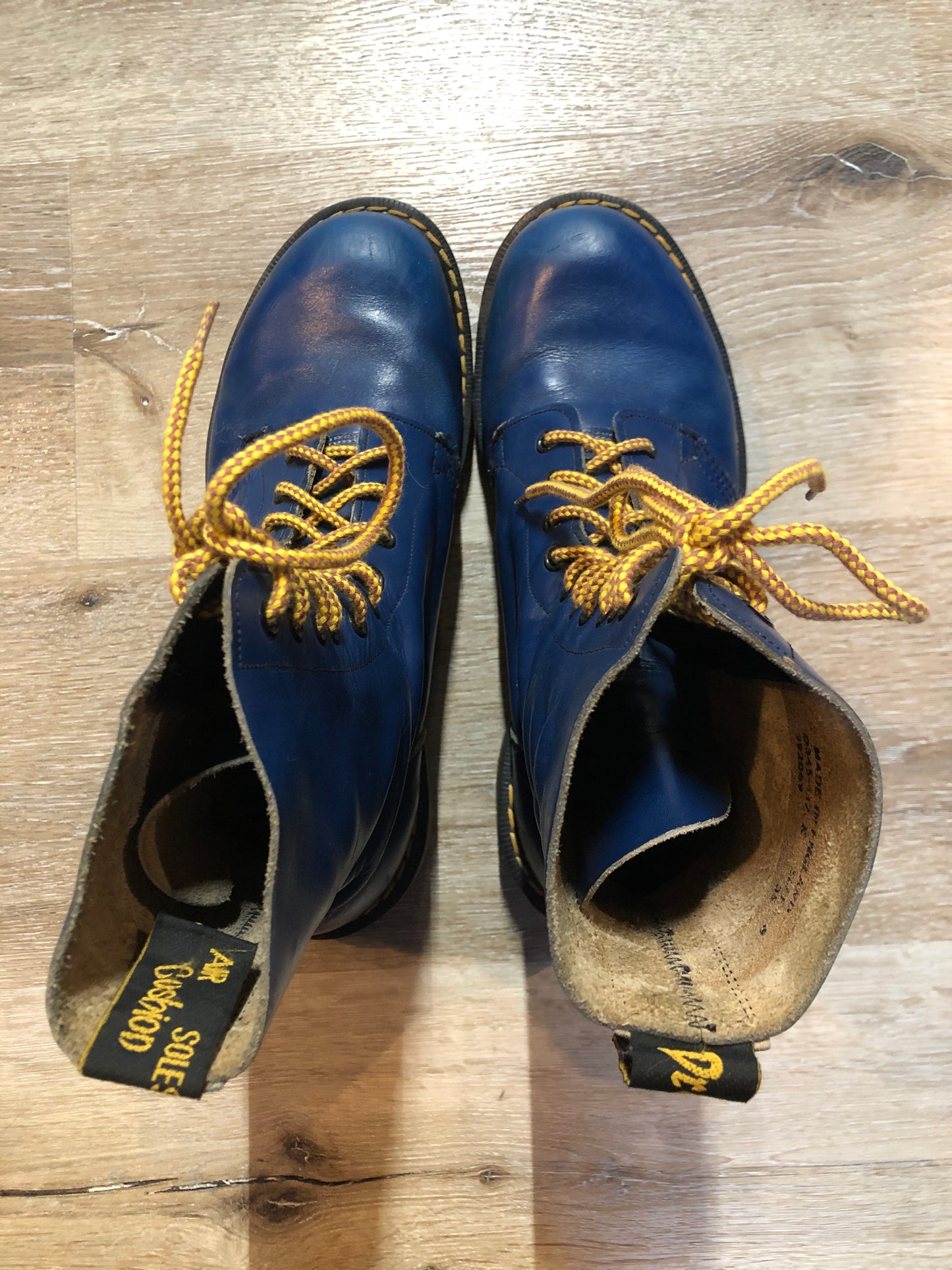 Doc Martens vintage 1490 smooth leather, mid calf, ten eyelet lace up boot in blue.
Size 9 Mens US
*Boots are in great condition with some very subtle scratches in the upper.