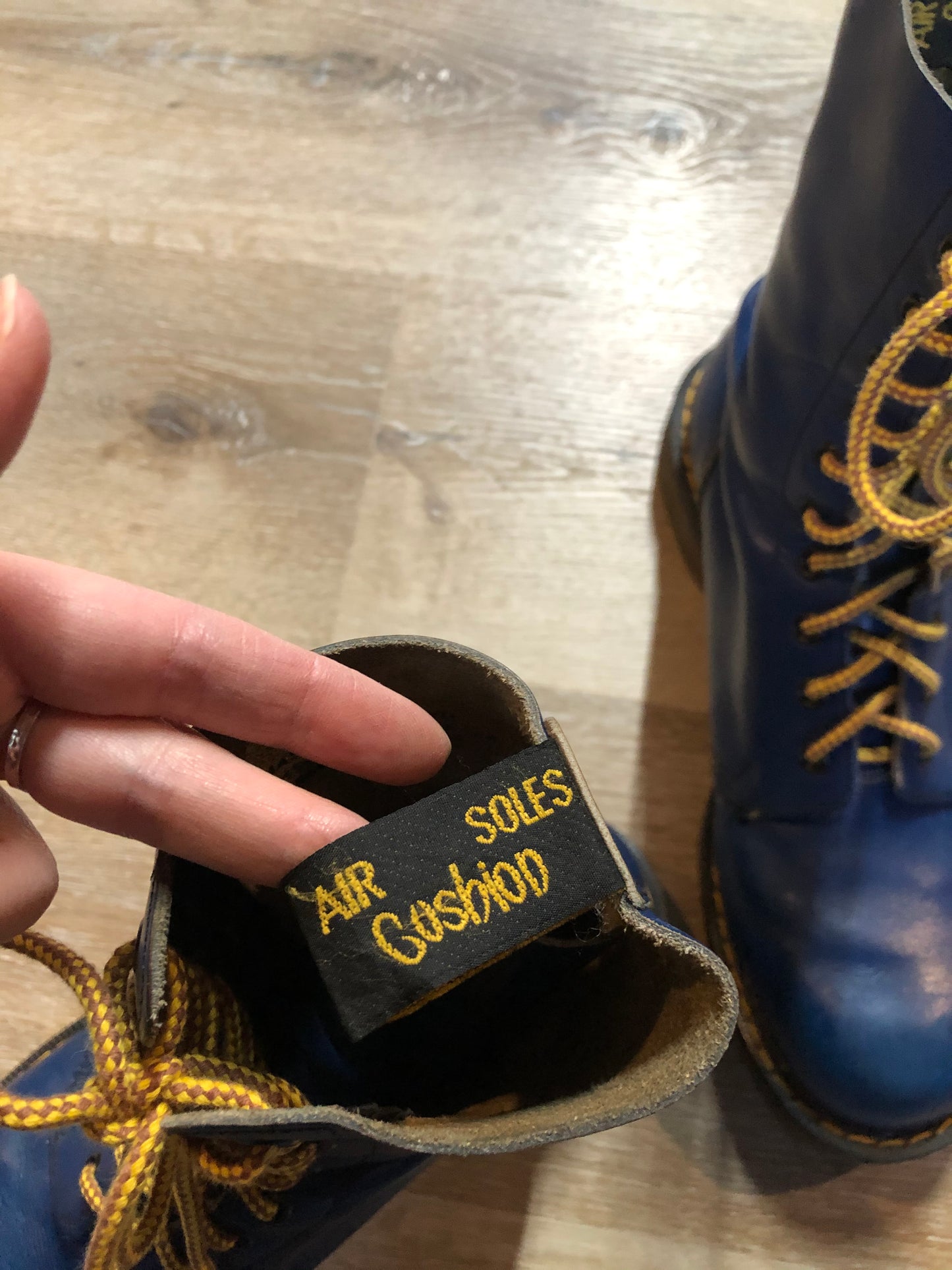 Doc Martens vintage 1490 smooth leather, mid calf, ten eyelet lace up boot in blue.
Size 9 Mens US
*Boots are in great condition with some very subtle scratches in the upper.