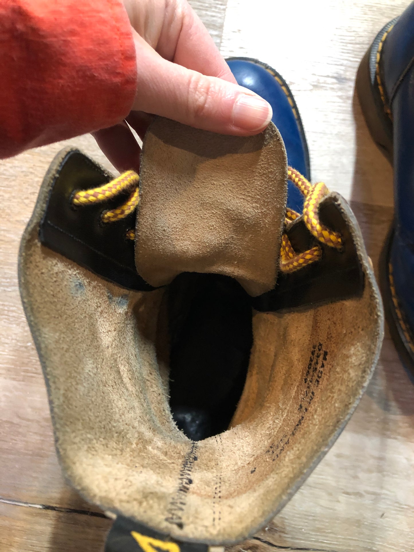 Doc Martens vintage 1490 smooth leather, mid calf, ten eyelet lace up boot in blue.
Size 9 Mens US
*Boots are in great condition with some very subtle scratches in the upper.