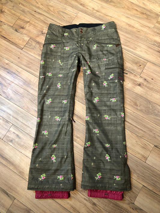 Kingspier Vintage - Roxy slim fit ski pants in green with floral design, zip fly, zip pockets and pink liner.
Size XL